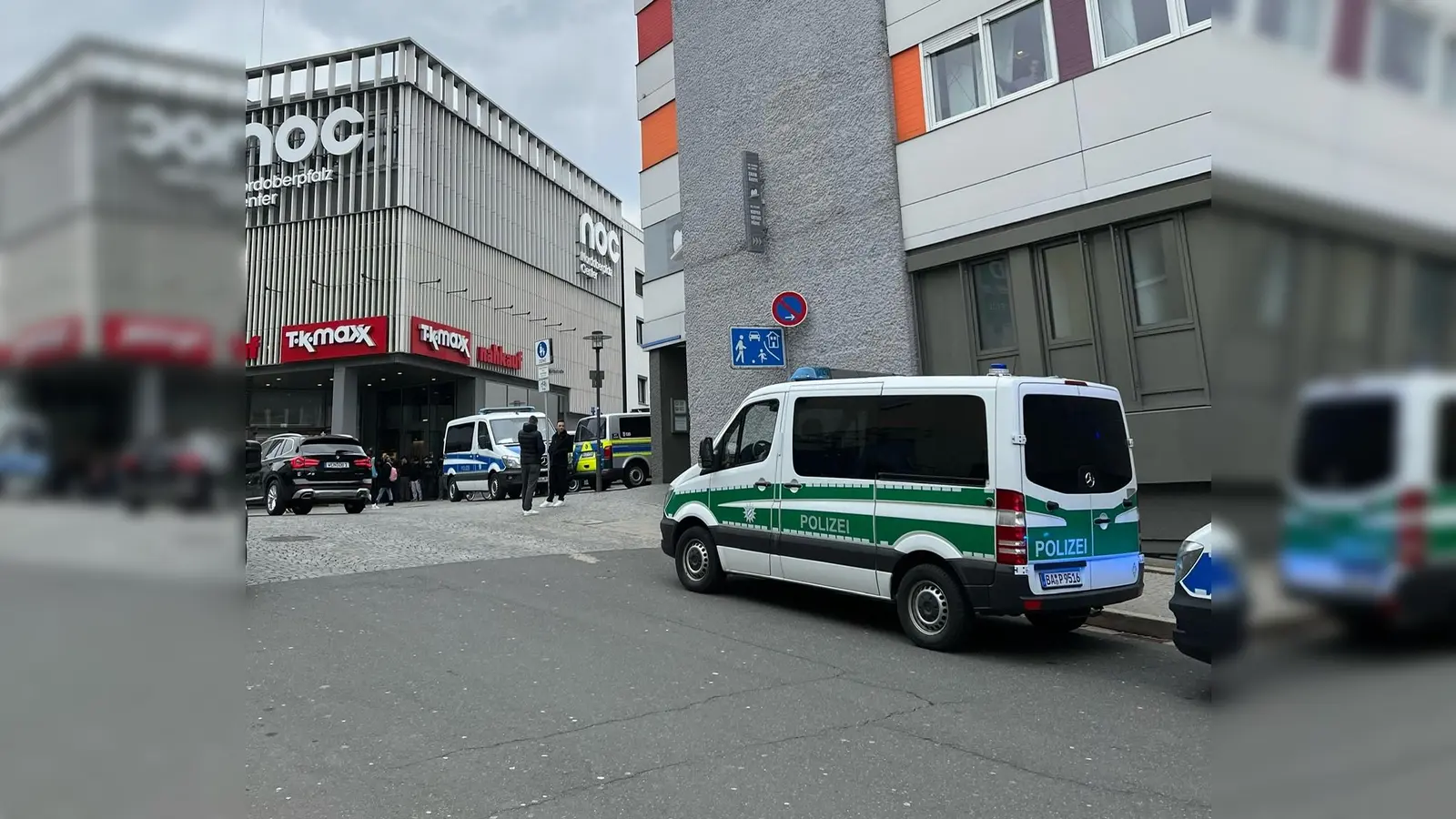 Kleinbusse der Bereitschaftspolizei stehen am Donnerstagmittag vor dem NOC in Weiden. (Bild: juh)