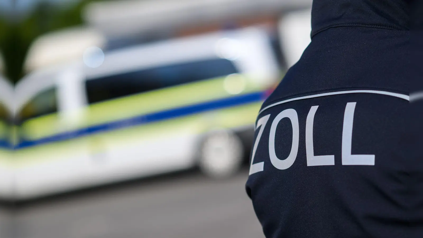 Das neue Zollamt Oberpfalz startet ab 1. April.  (Symbolbild: Julian Stratenschulte/dpa)