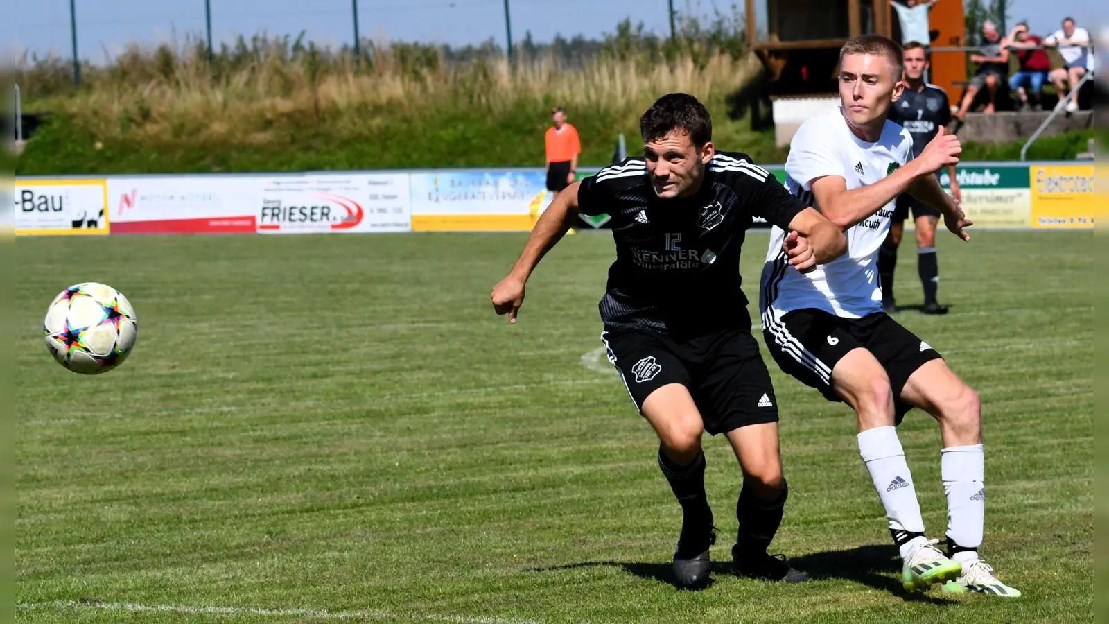Kreisliga-Spitzenreiter TSV Reuth hat in drei Spielen bereits zehn Mal getroffen. Justus Bader (rechts, in einem Spiel der vorigen Saison) führt die vereinsinterne Torjägerliste an. (Archivbild: Nachtigall)