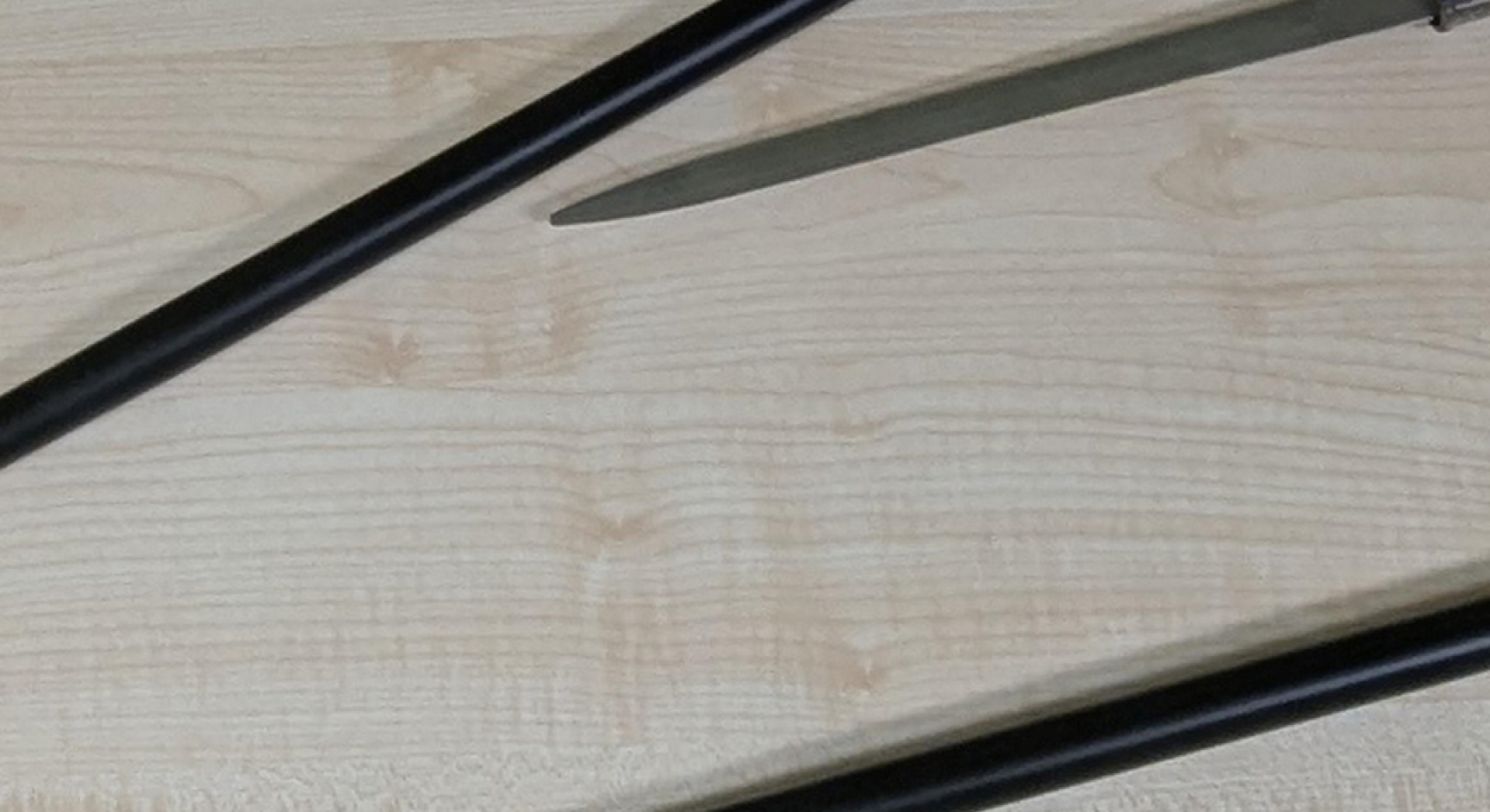 Die Polizei entdeckte zwei als Gehstöcke getarnte Dolche in einem Auto in Waldsassen.  (Bild: Bundespolizei Waidhaus)