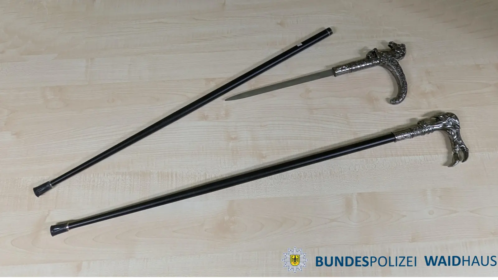 Die Polizei entdeckte zwei als Gehstöcke getarnte Dolche in einem Auto in Waldsassen.  (Bild: Bundespolizei Waidhaus)
