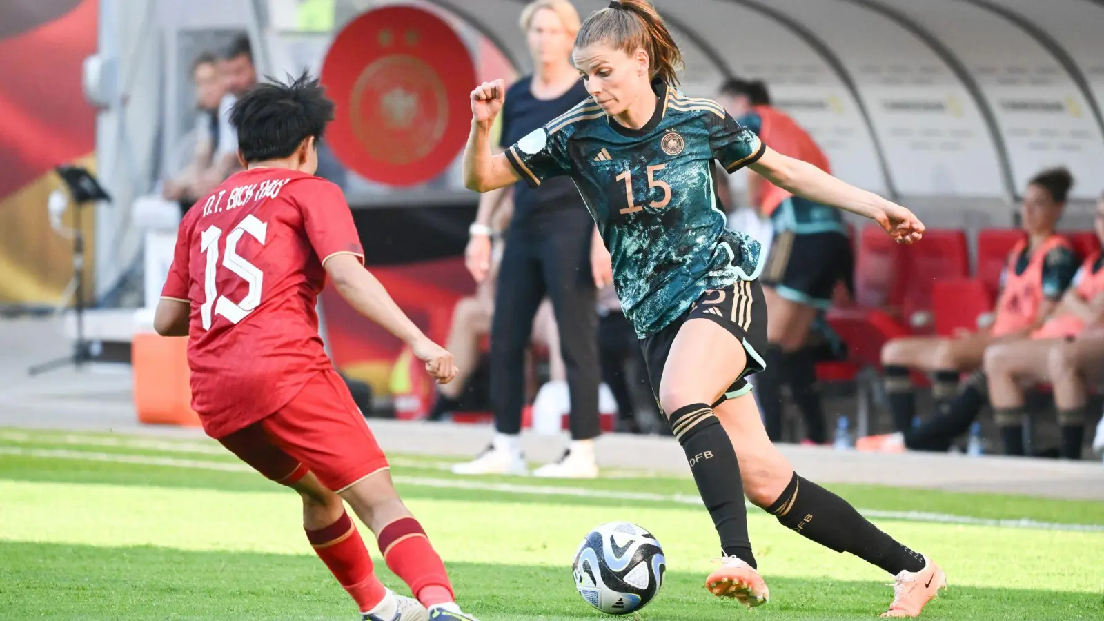 Lief auch für den DFB auf: Tabea Sellner (r). (Bild: Sebastian Christoph Gollnow/dpa)