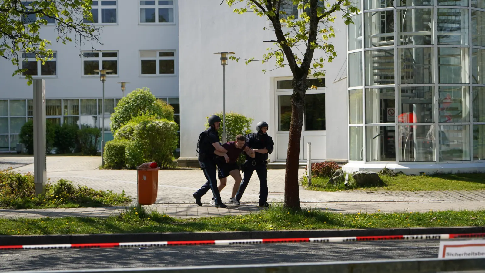 Polizeikräfte bringen verletzte Personen aus dem Gebäude.  (Bild: mcl)