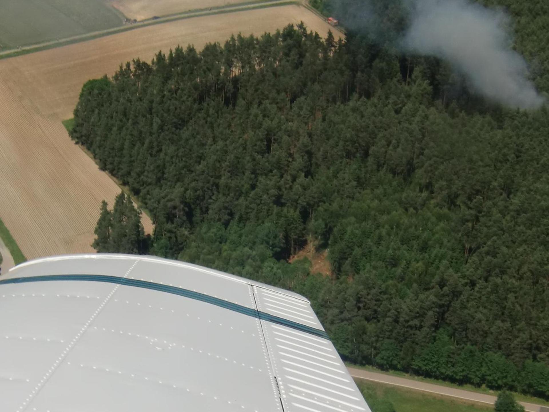 So sieht das von oben her aus, wenn die Luftbeobachter ihre Kreise ziehen: Rauch dringt aus einem Waldstück, das Feuer greift rasch um sich. Eile ist geboten. Auch vom 14. bis 18. August sind über der Oberpfalz wieder Luftbeobachter unterwegs, da die Waldbrandgefahr hoch ist.  (Symbolbild: Wolfgang Houschka)