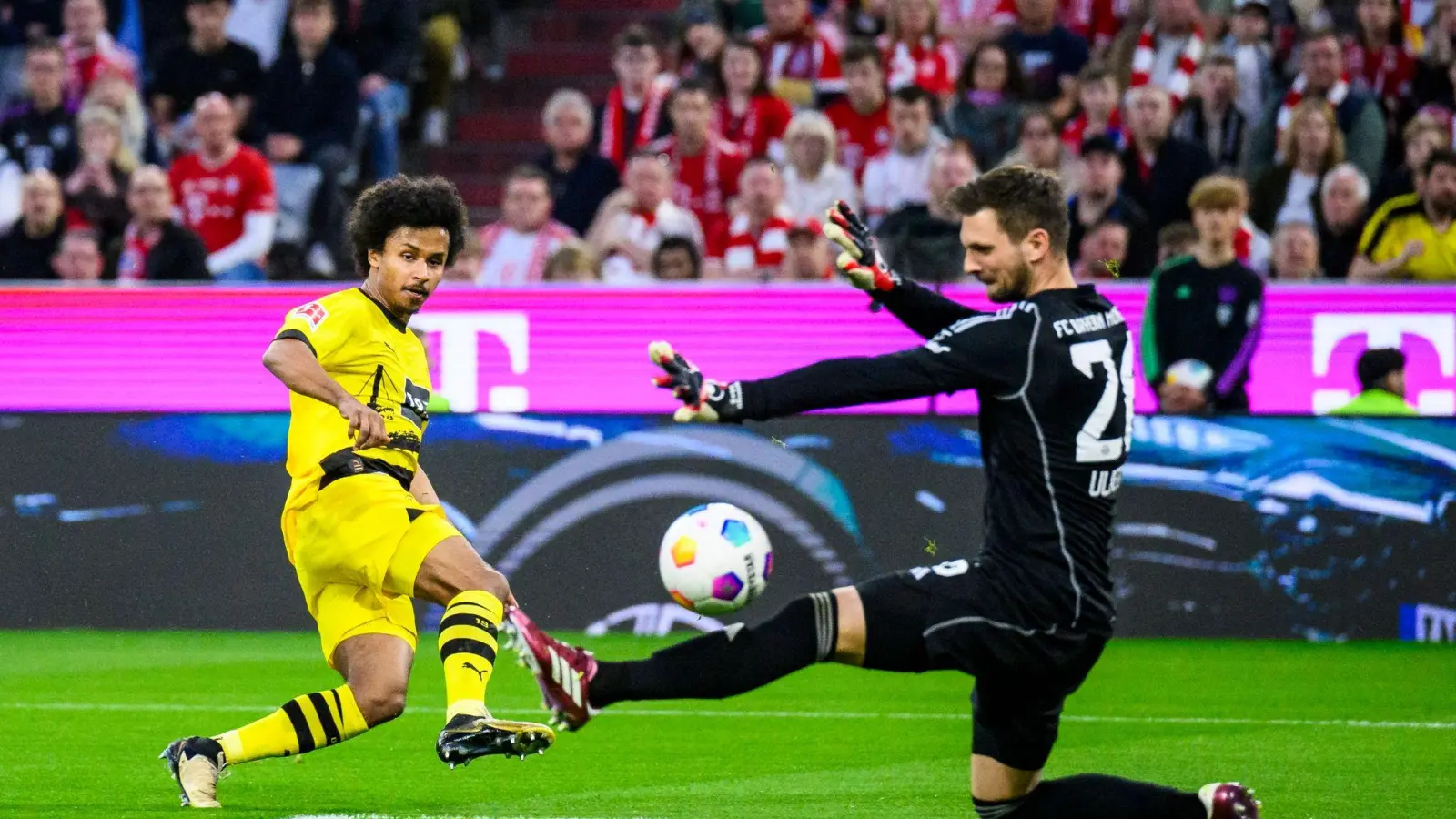 Karim Adeyemi (l) brachte den BVB früh in Führung. (Bild: Tom Weller/dpa)