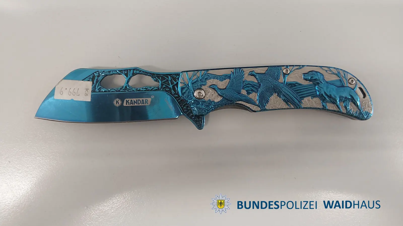 Dieses Springmesser hatte ein 36-jähriger Niederländer dabei. (Bild: Bundespolizei Waidhaus)