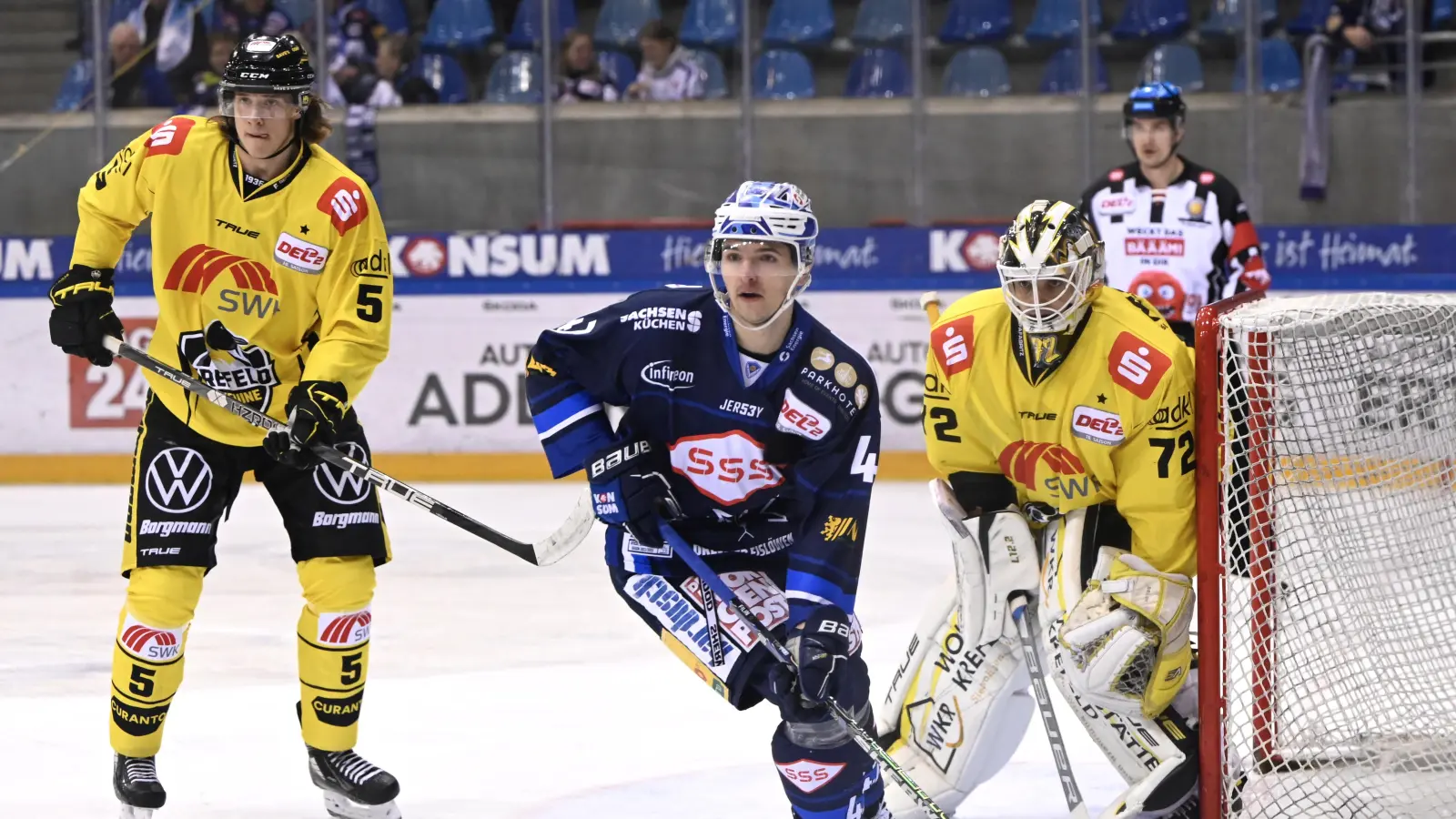 Vladislav Filin (dunkles Trikot) wechselt von den Dresdner Eislöwen zu den Blue Devils Weiden. (Bild: Julia Peter/Dresdner Eislöwen/exb)