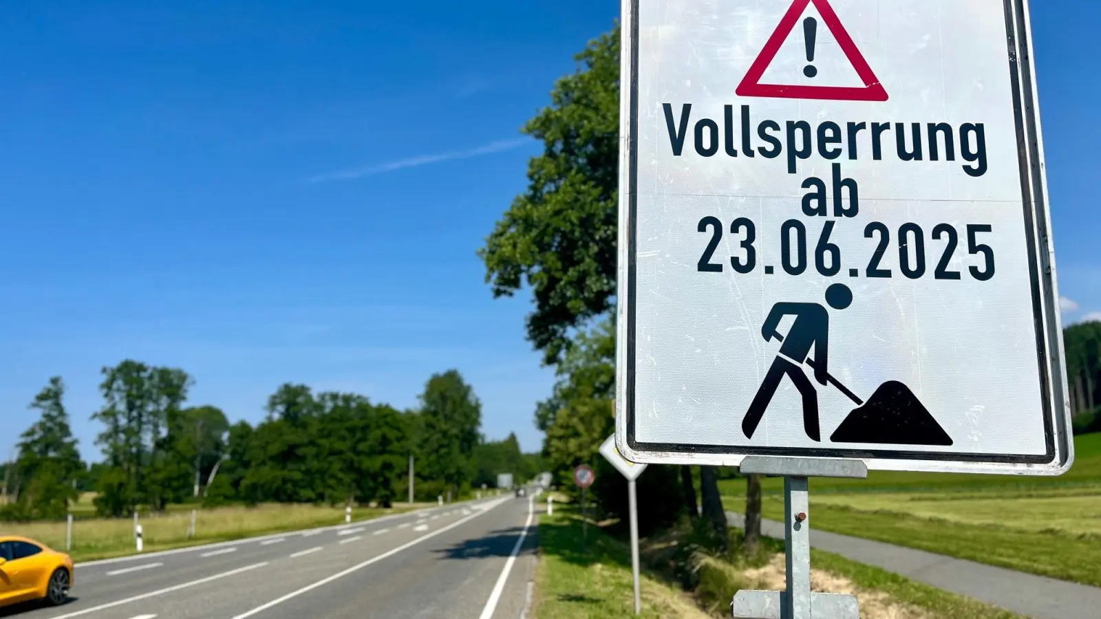 Das Schild kündigt die Vollsperrung eines 2,2 Kilometer langen Abschnitts der B 22 ab Altenstadt/WN bereits an. Ab Montag, 23. Juni, bis voraussichtlich November ist dieser Bereich für den Verkehr gesperrt. (Bild: Gabi Schönberger)