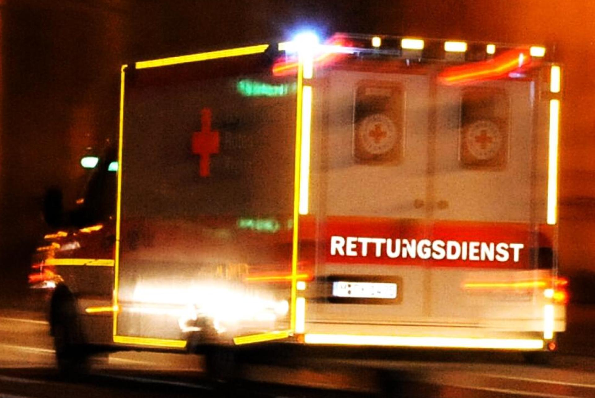 Ein Mann verletzt sich beim Holzhacken. (Bild: Nicolas Armer)