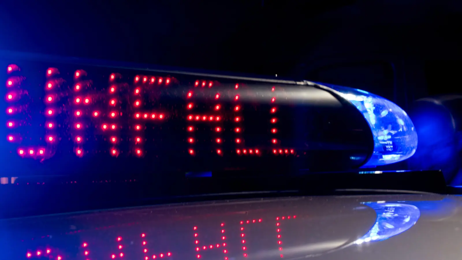 Am Mittwochabend kam es zu einem Unfall auf der B470 bei Schwarzenbach. (Symbolbild: Monika Skolimowska/dpa)