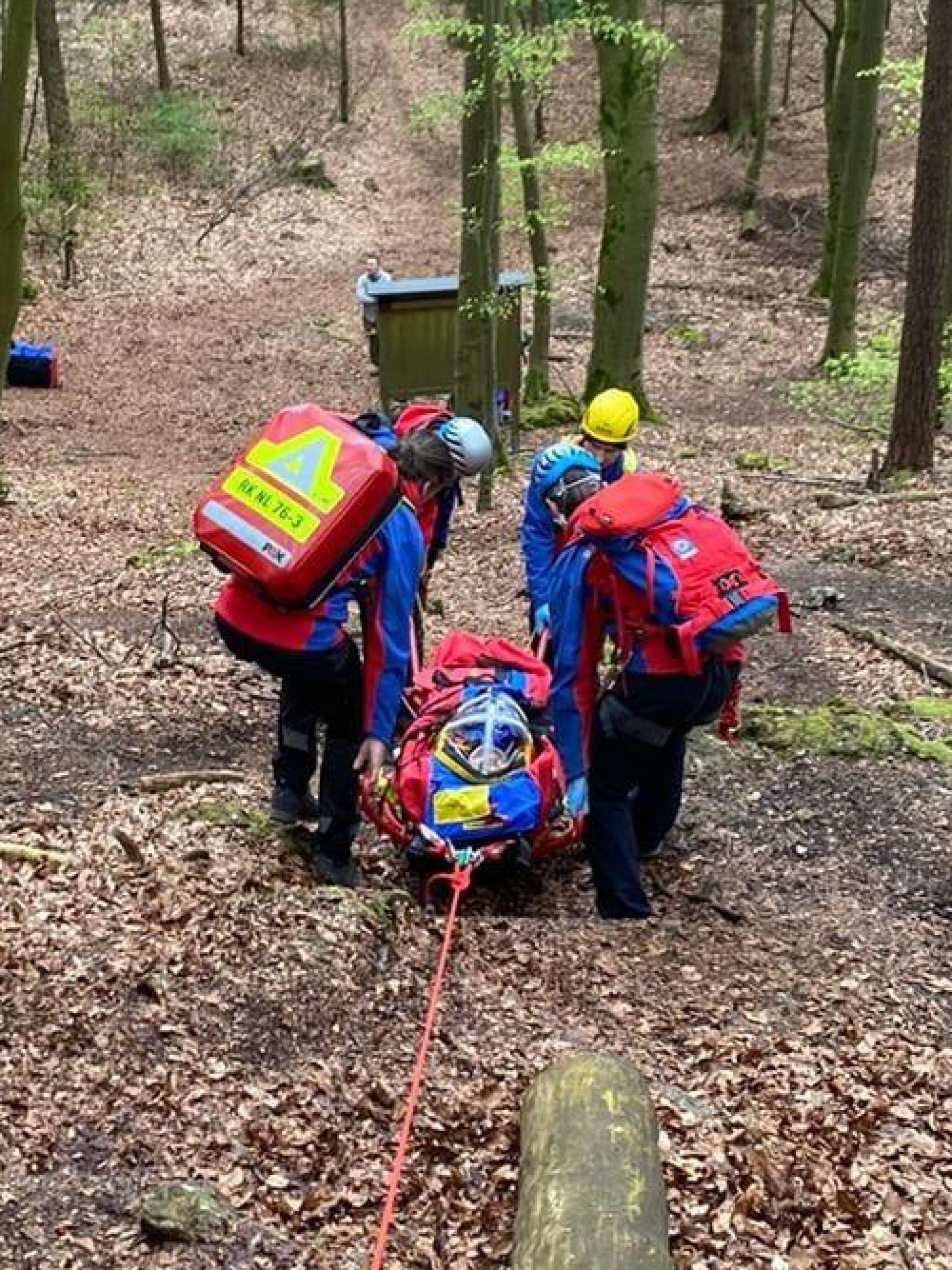 Die Bergwacht kommt zum Einsatz, wenn es um Einsätze in unwegsamen Gelände kommt, wie bei einem Junggesellenabschied im Waldnaabtal.  (Symbolbild: Johannes Grötsch, Bergwacht Sulzbach-Rosenberg/exb)