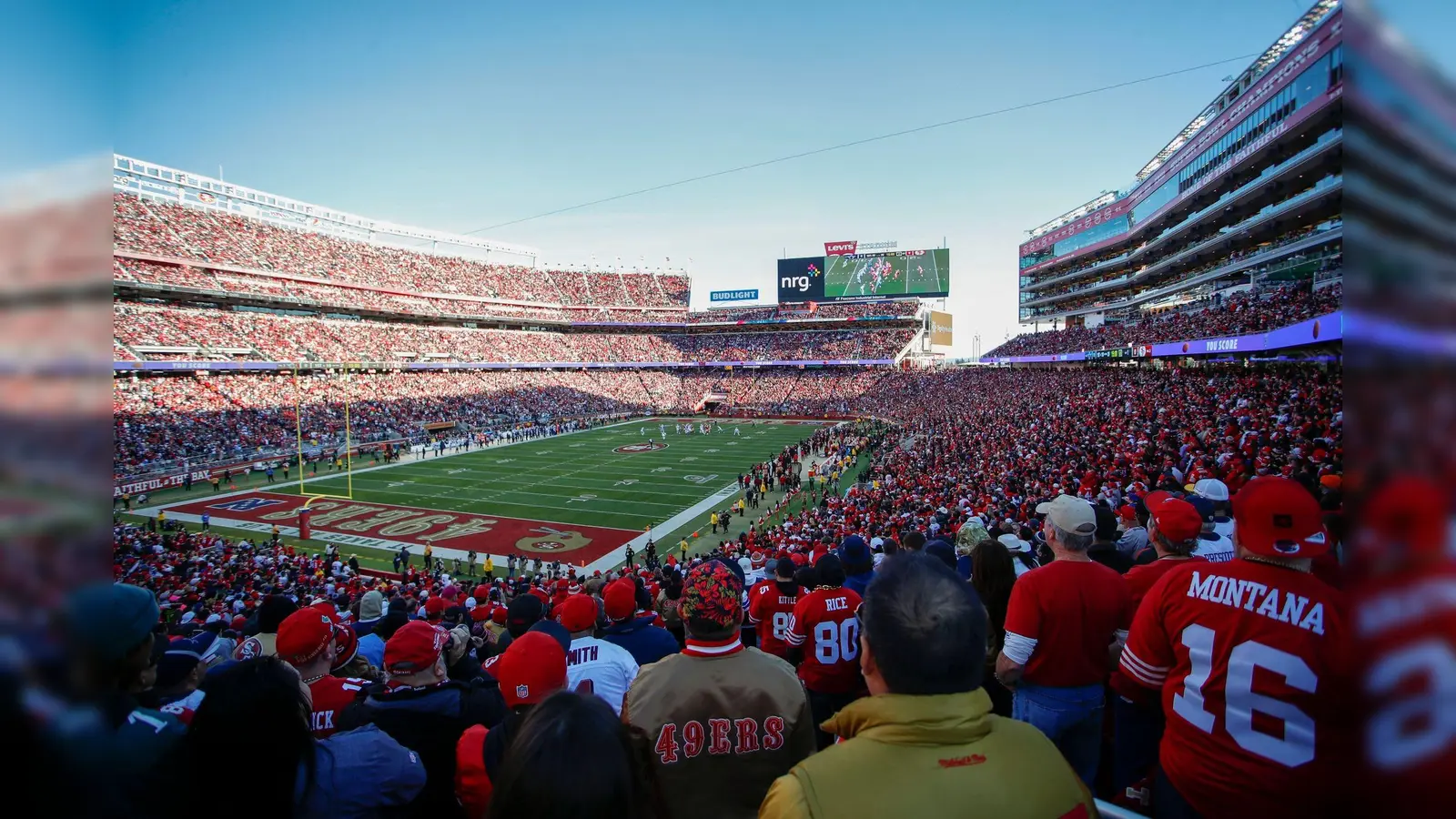 Fans verfolgen im Levi&#39;s Stadium die erste Halbzeit eines Spiels zwischen den San Francisco 49ers und den Dallas Cowboys. (Bild: Josie Lepe/AP/dpa)