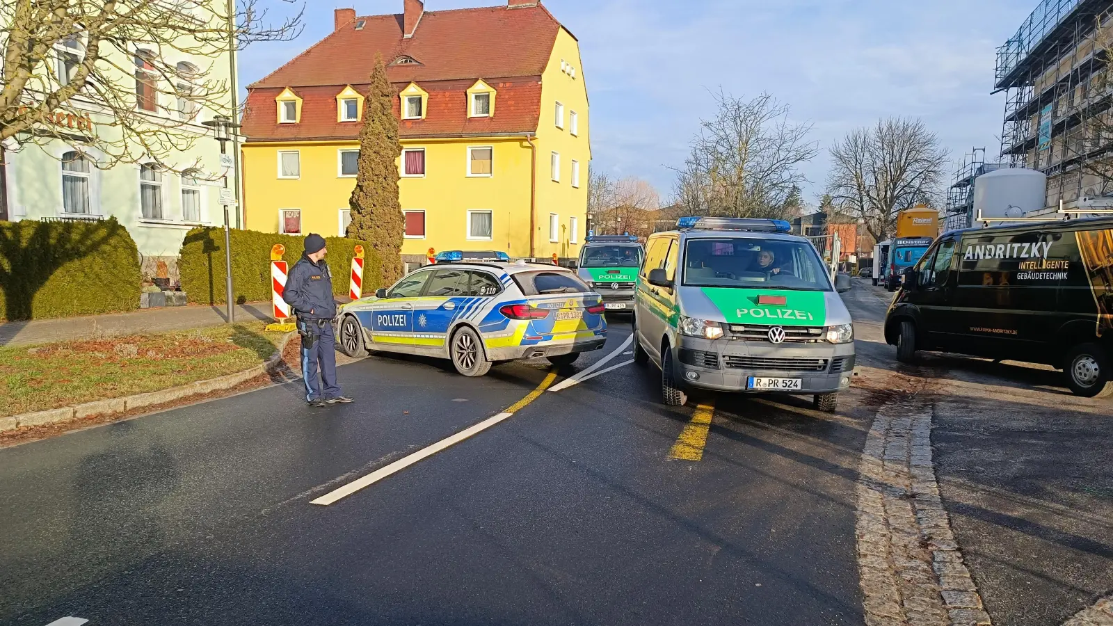 Die Polizei war wegen einer Bombendrohung an der Berufsschule in Wiesau im Einsatz. (Bild: nic)