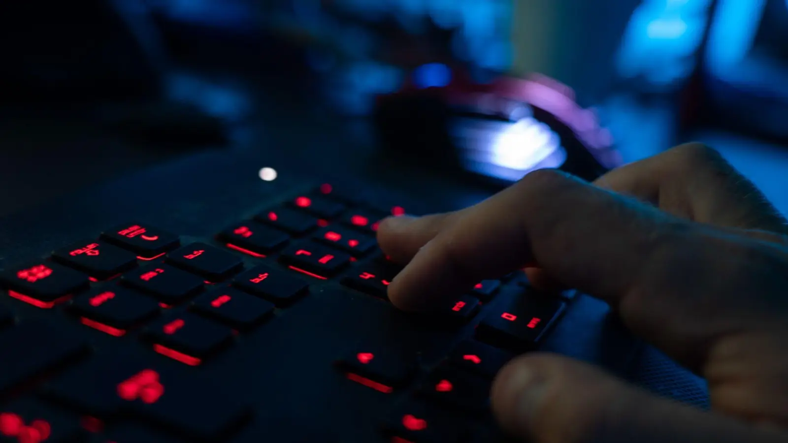 Business Email Compromise stellt laut Polizei eine zunehmende Bedrohung für Unternehmen dar. (Symbolbild: Nicolas Armer/dpa)