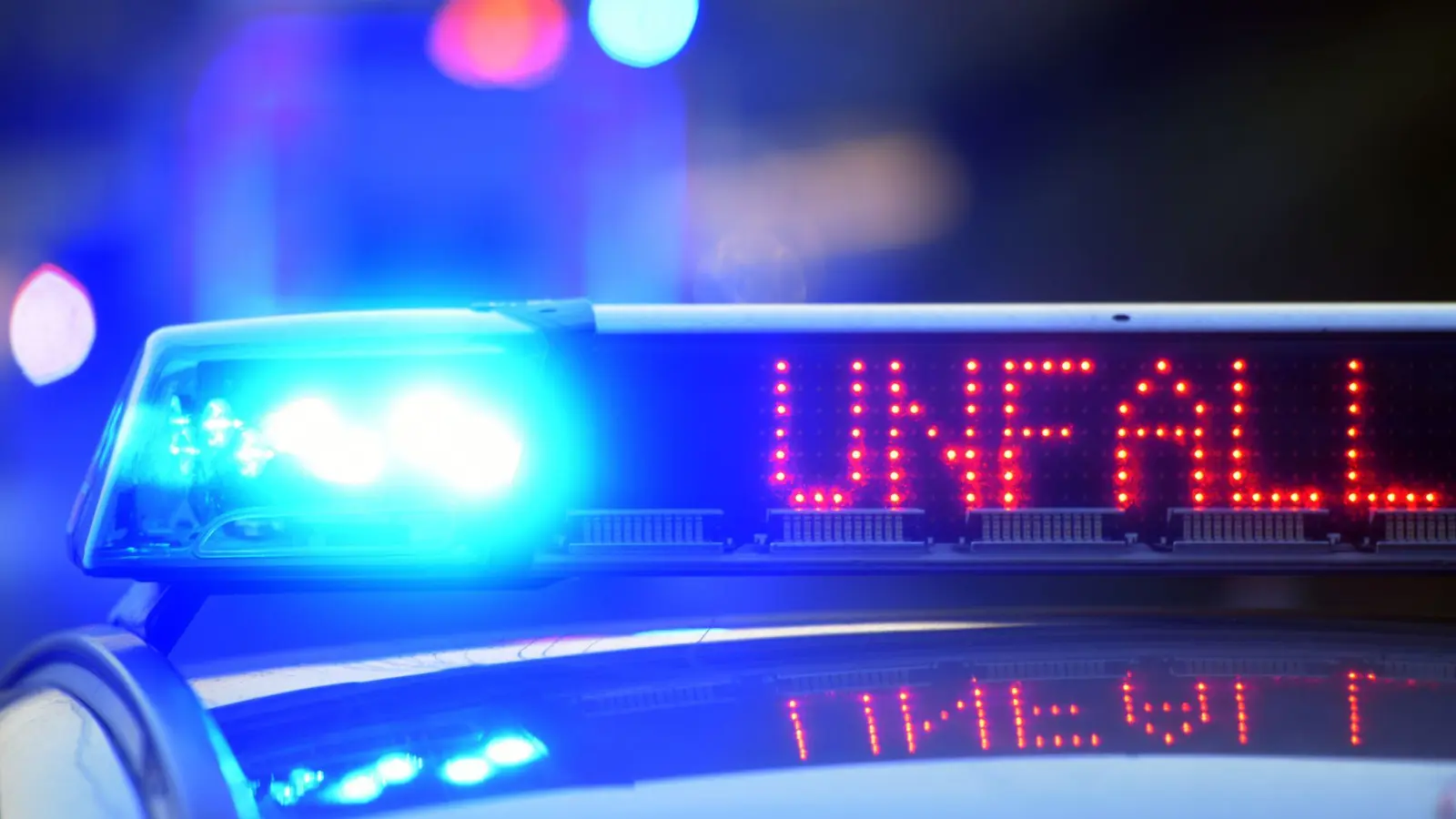 Ein Fußgänger ist auf dem Autobahnzubringer in Weiden von einem Bus erfasst worden. (Symbolbild: Stefan Puchner/dpa)