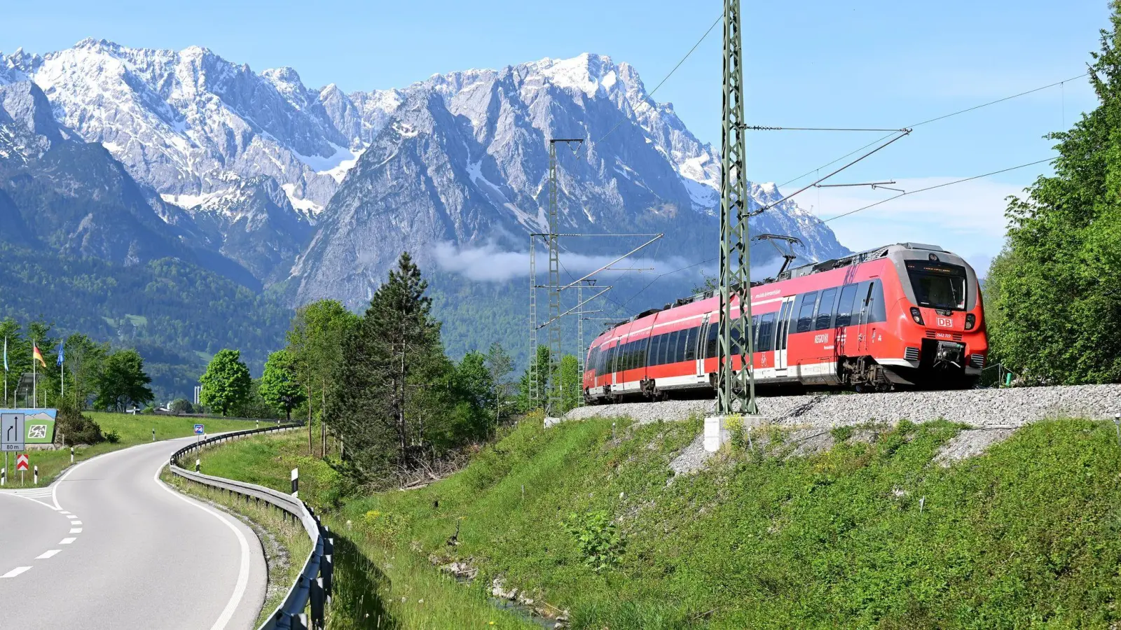 Die Bahn belohnt auch dieses Jahr Einserschüler mit einer Freifahrt. (Symbolbild: Angelika Warmuth/dpa)