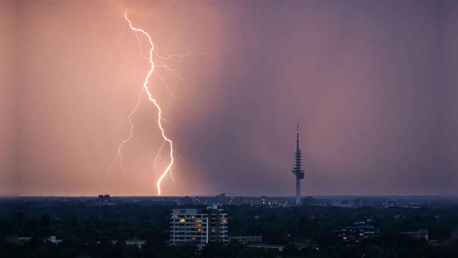 Für weite Teile der Oberpfalz hat der Deutsche Wetterdienst eine Unwetterwarnung herausgegeben. (Symbolbild: Julian Stratenschulte/dpa)