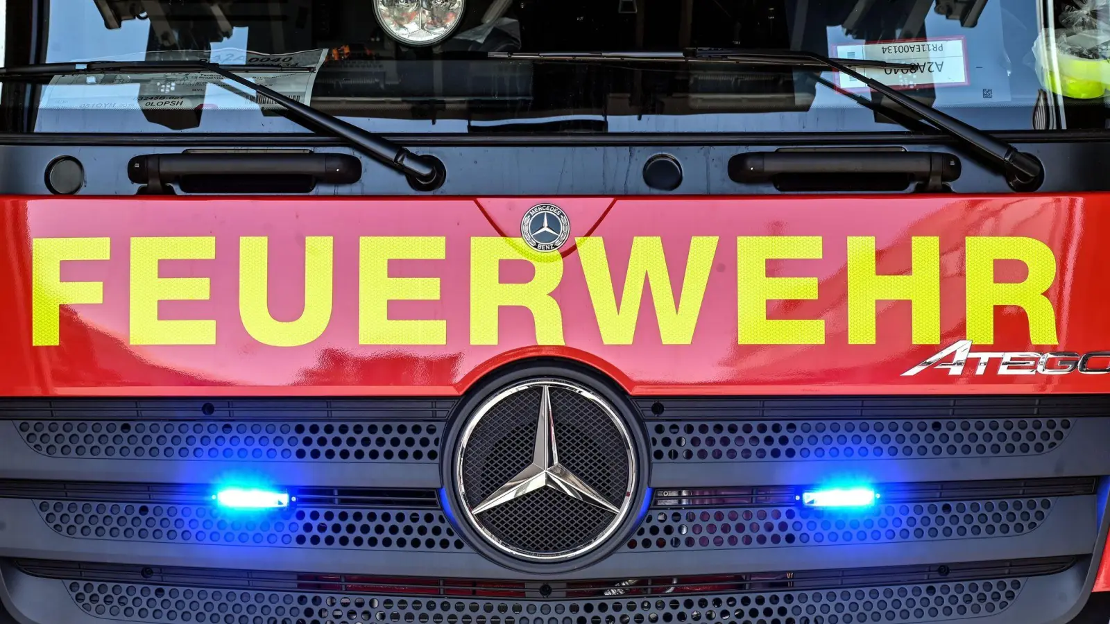 Die Feuerwehr rückte am Freitagabend in den Weidener Stadtteil Stockerhut aus. (Symbolbild: Uli Deck/dpa)