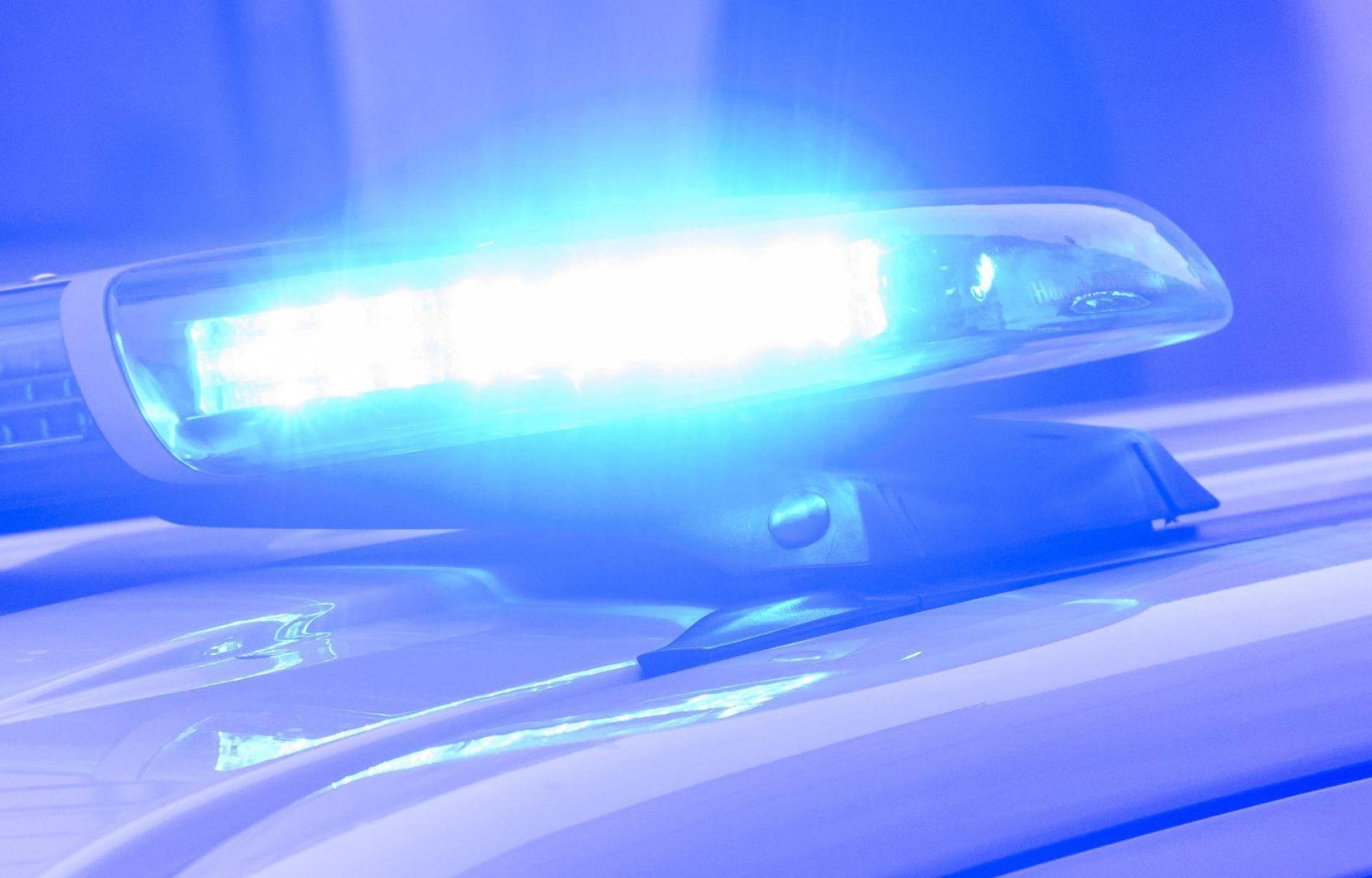 In Waidhaus hat ein Unbekannter die Reifen eines Audi zerstochen. (Symbolbild: Julian Stratenschulte/dpa)