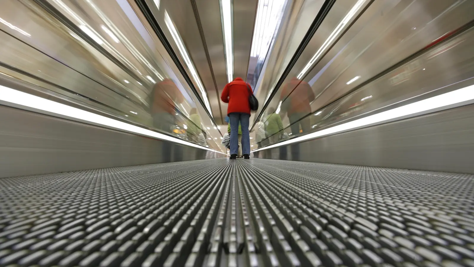 Ein Ehepaar aus dem Weidener Osten erlebte Ende Oktober beim Einkauf einen Schockmoment: Die Rolltreppe funktionierte plötzlich nicht mehr richtig, und die 85-Jährige stürzte.  (Symbolbild: Jan Woitas/dpa)