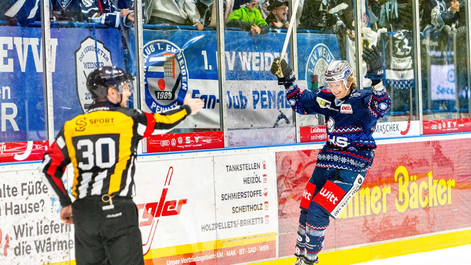 Neal Samanski (rechts) von den Blue Devils Weiden bejubelt seinen Treffer zum 1:0 gegen den EHC Freiburg. Wenig später traf er auch noch zum zwischenzeitlichen 3:0. (Bild: Elke Englmaier)