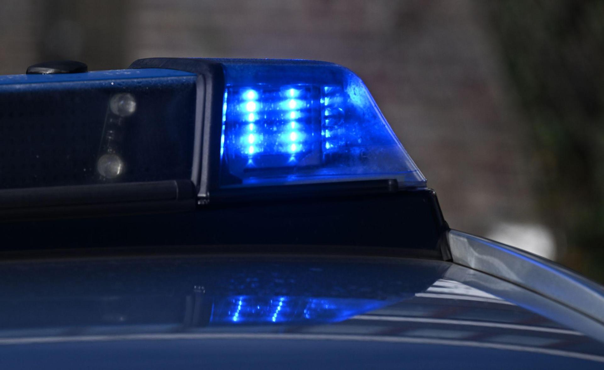 In Waldthurn hat ein unbekannter ein geparktes Fahrzeug beschädigt. Die Polizei sucht nach Zeugen. (Symbolbild: Bernd Weißbrod/dpa)