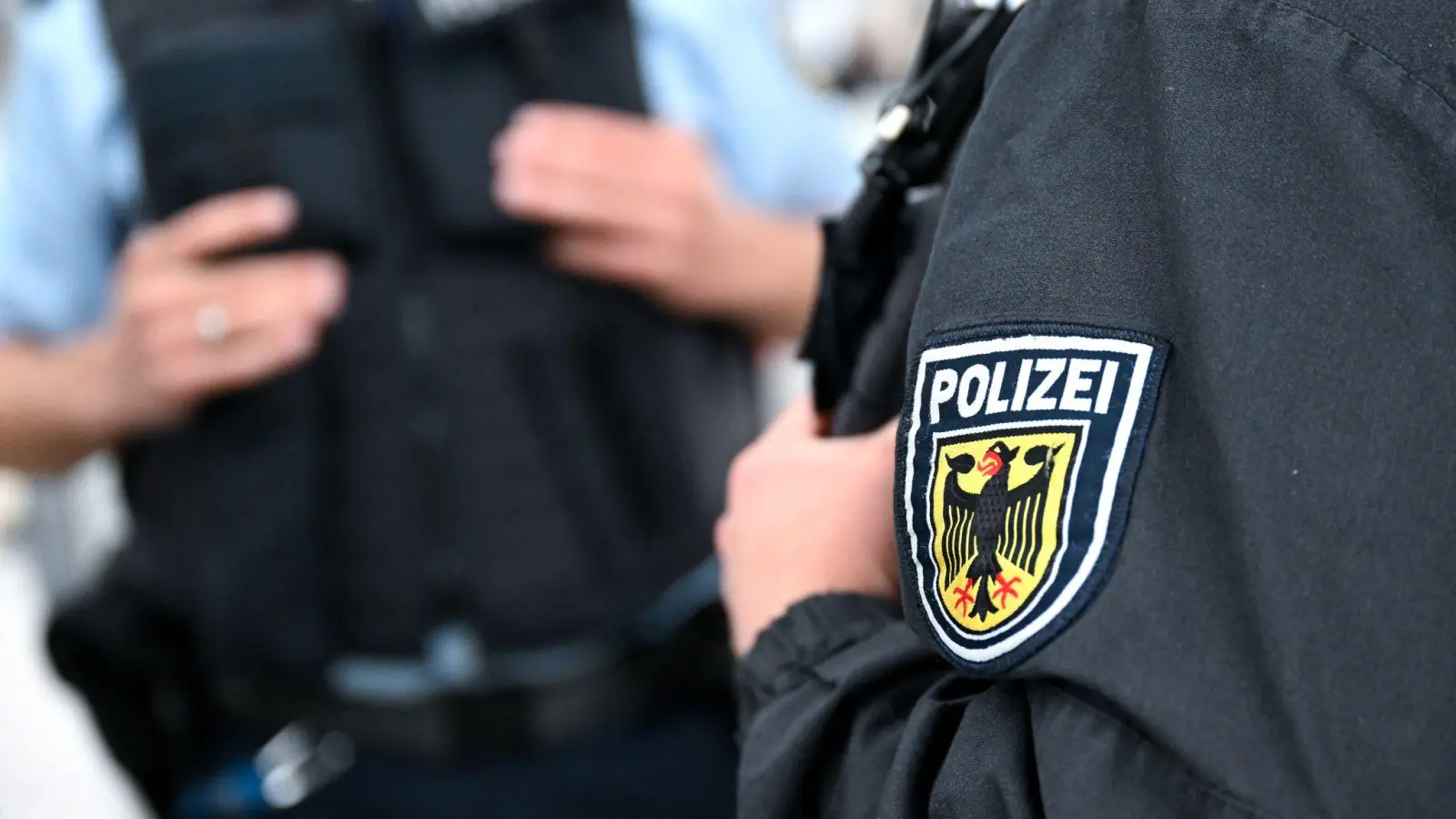 Die junge Frau zeigte den 57-Jährigen bei der Bundespolizei in München an. (Symbolbild) (Bild: Sven Hoppe/dpa)