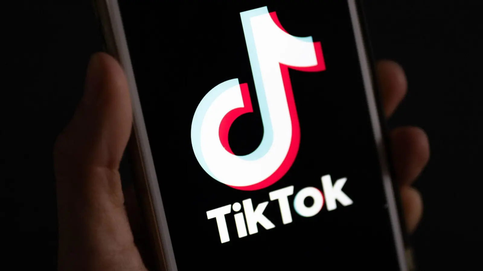 Eine Auswertung von Tiktok hat ergeben, dass viele Hits der Single-Charts schon Tage vorher auf der Plattform top sind. (Bild: Monika Skolimowska/dpa)