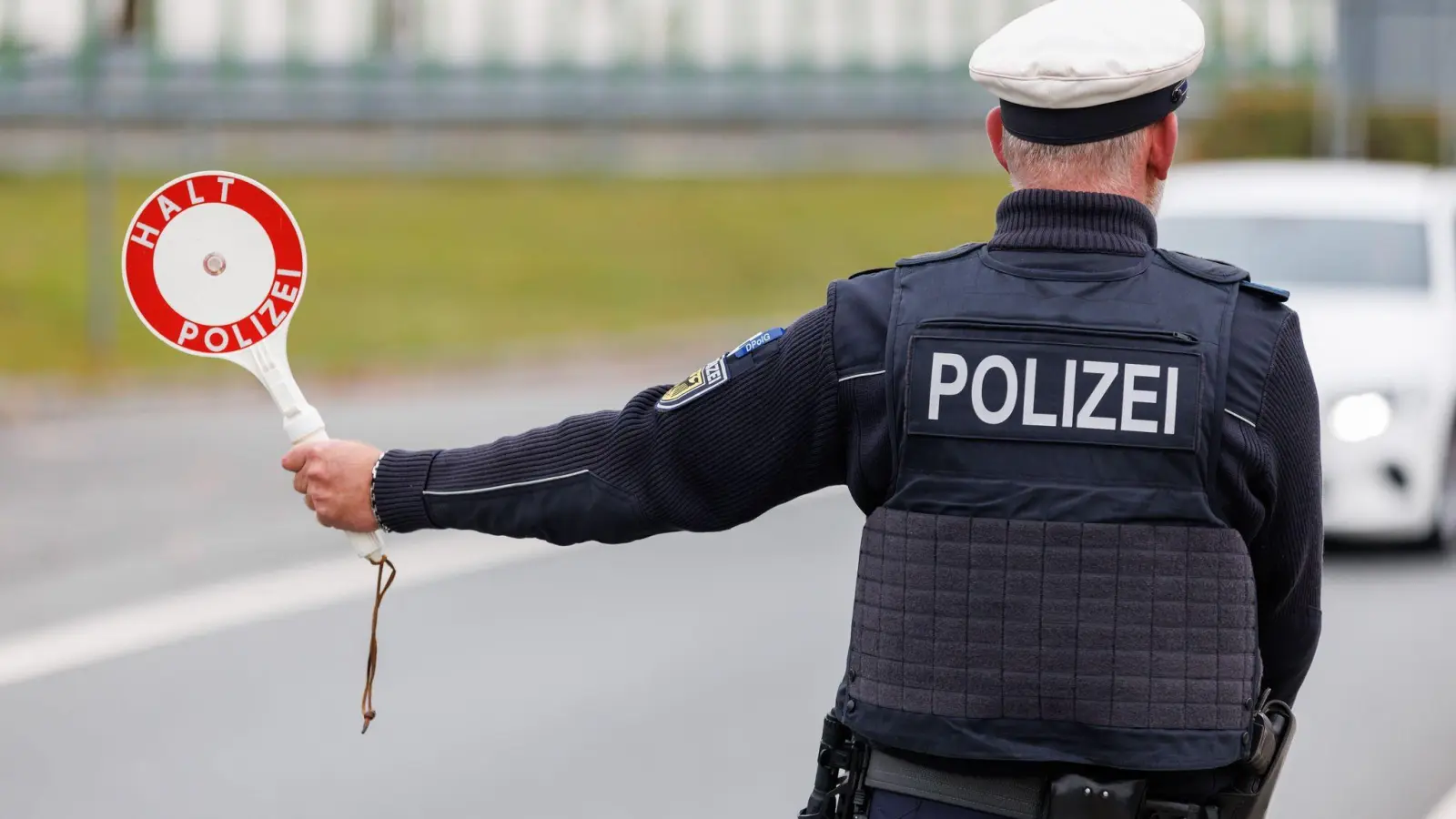 Die Polizei hatte es am Samstag mit einer unbelehrbaren Autofahrerin in Neustadt/WN zu tun. (Symbolbild: Daniel Karmann /dpa)