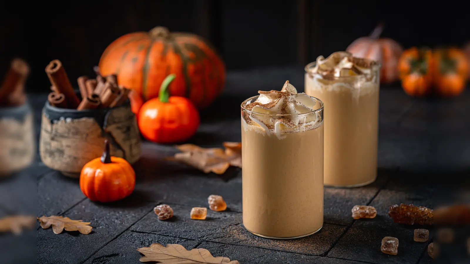 Pumpkin Spice Latte schmeckt im Herbst einfach besonders gut.  (Bild: petrrgoskov/adobestock)