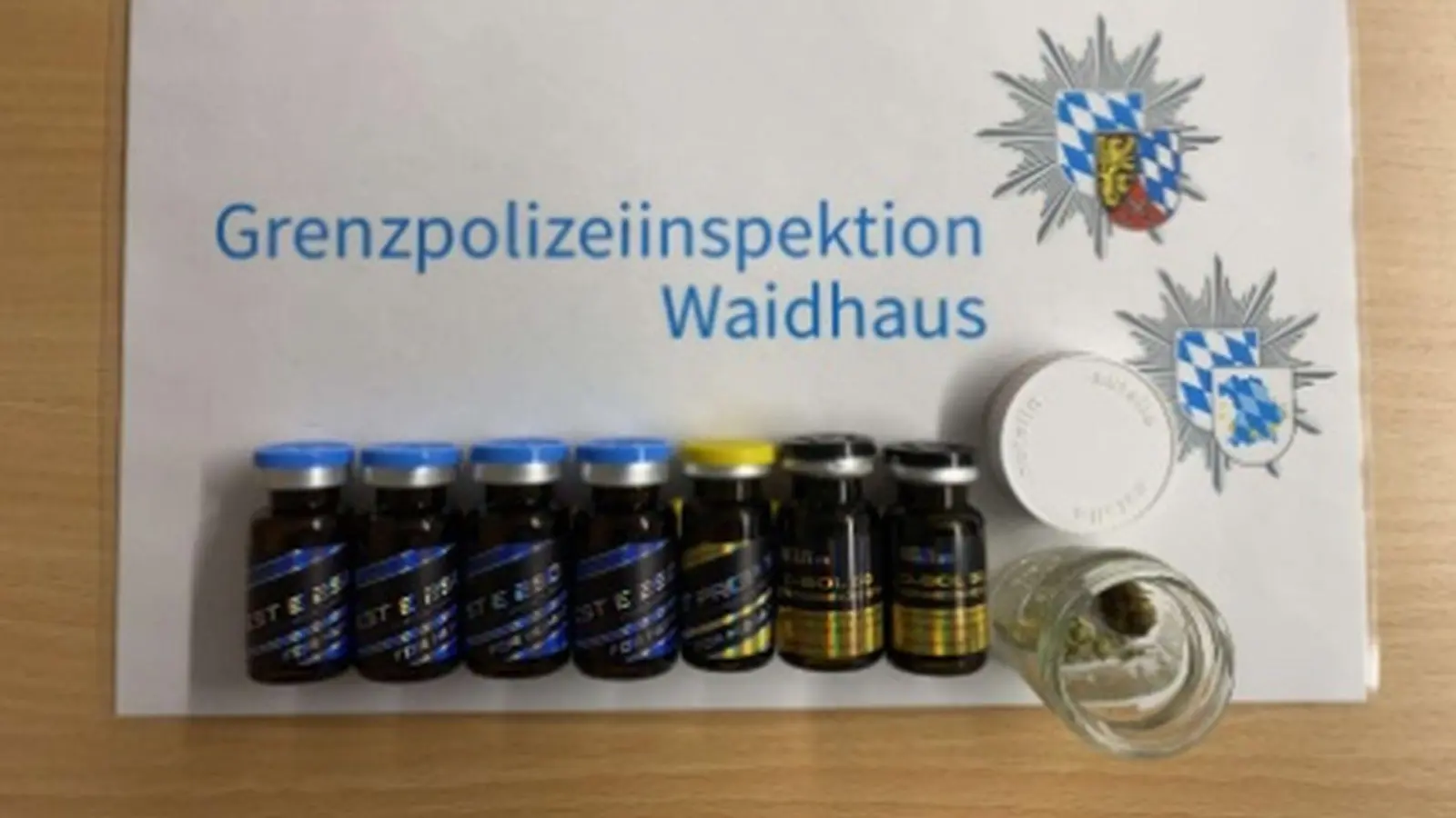 Sichergestelltes Dopingmittel und Haschisch. (Bild: Grenzpolizeiinspektion Waidhaus)