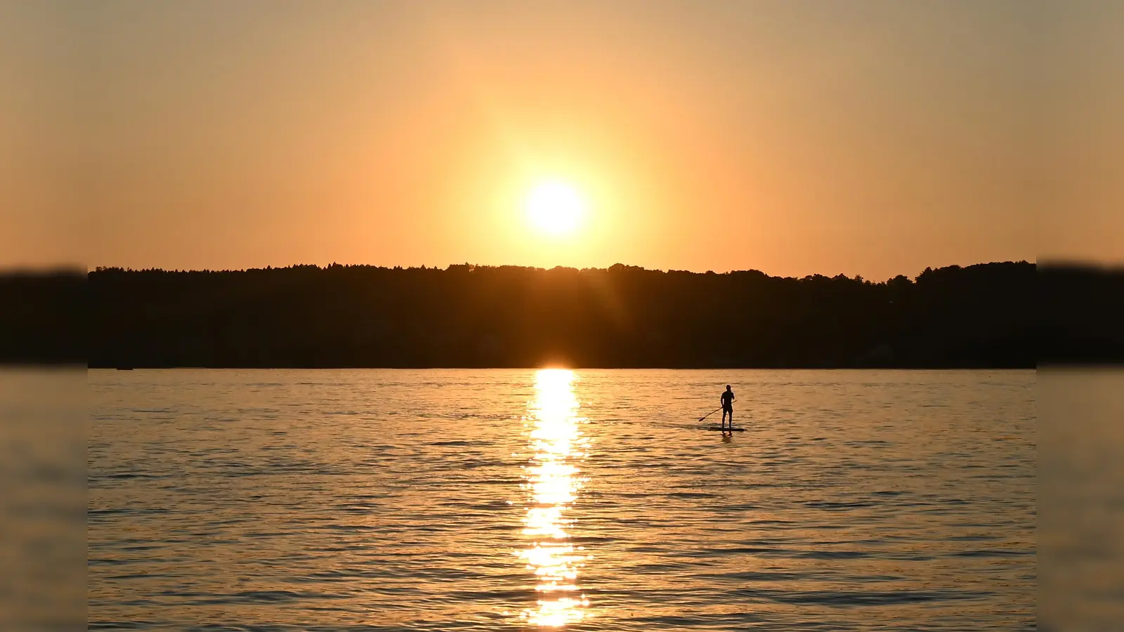 Rettungsdienste suchten am Steinberger See nach einer vermissten Stand-Up-Paddlerin. Später stellte sich heraus: Das Board wurde wohl unterschlagen.  (Symbolbild: Katrin Requadt)