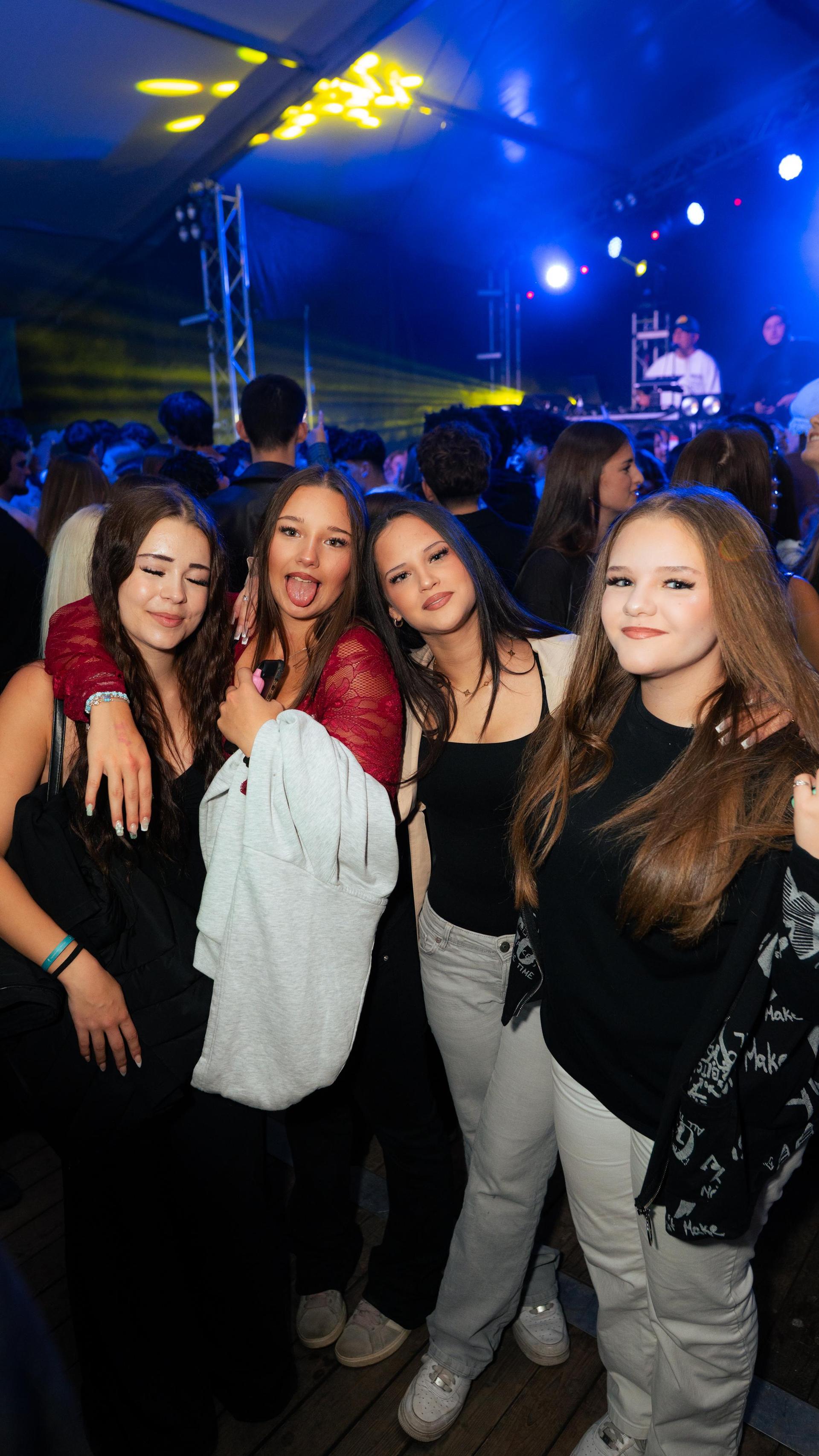 DJ Dollar Bill heizt das Festzelt ein. (Bild: Hannes Stock)