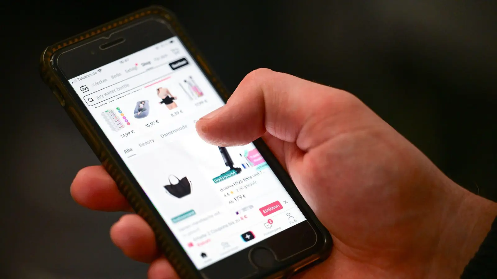 Der TikTok-Shop wird nicht nur von Jüngeren genutzt. (Bild: Sebastian Gollnow/dpa)