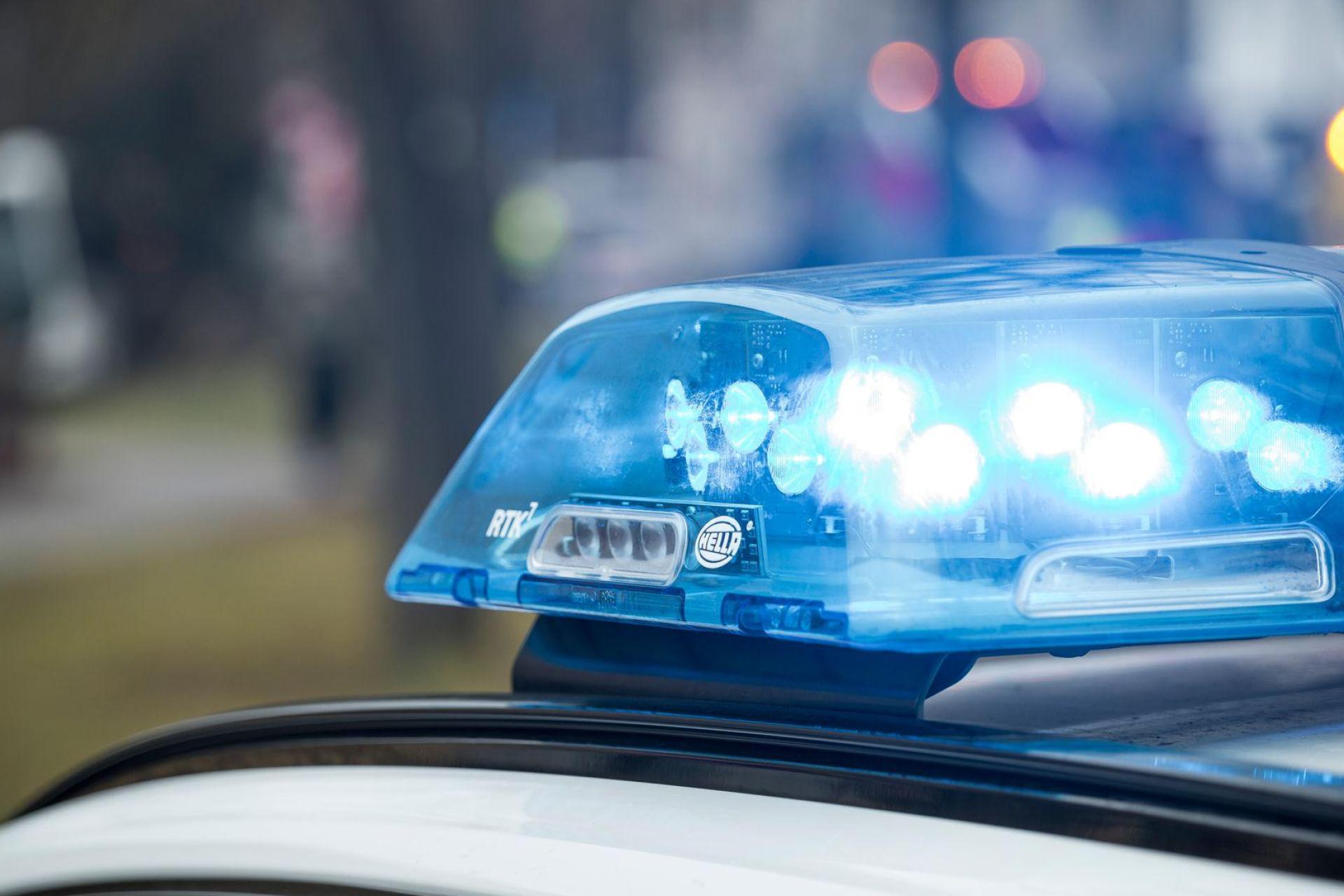 Unfallflucht in Vohenstrauß: Unbekanntes Fahrzeug beschädigt Skoda auf Tankstellengelände. Polizei sucht Zeugen. (Bild: Daniel Vogl/dpa)