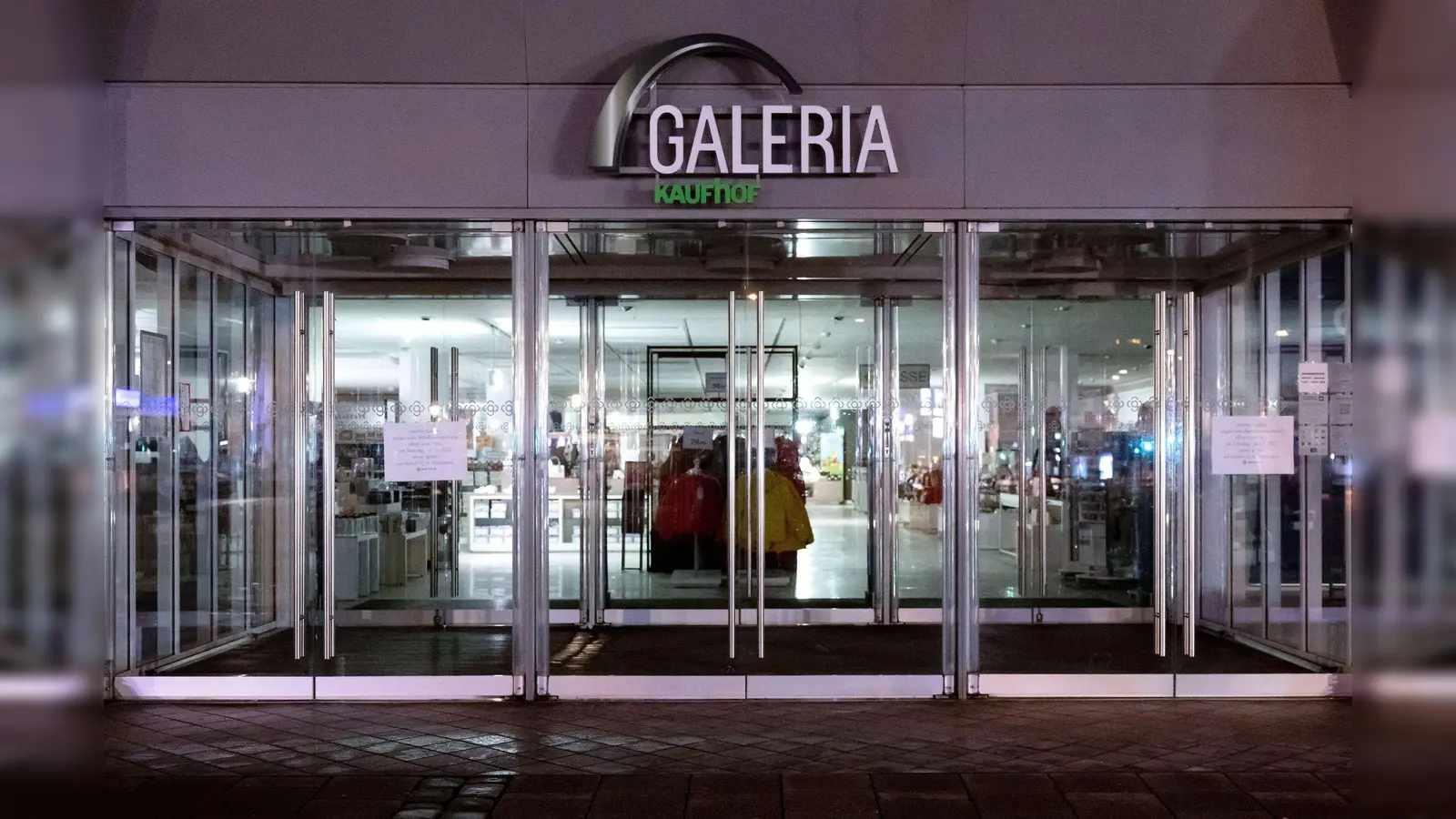 Das Logo von Galeria Karstadt Kaufhof ist an einer Filiale zu sehen. (Symbolbild: Sven Hoppe/dpa)