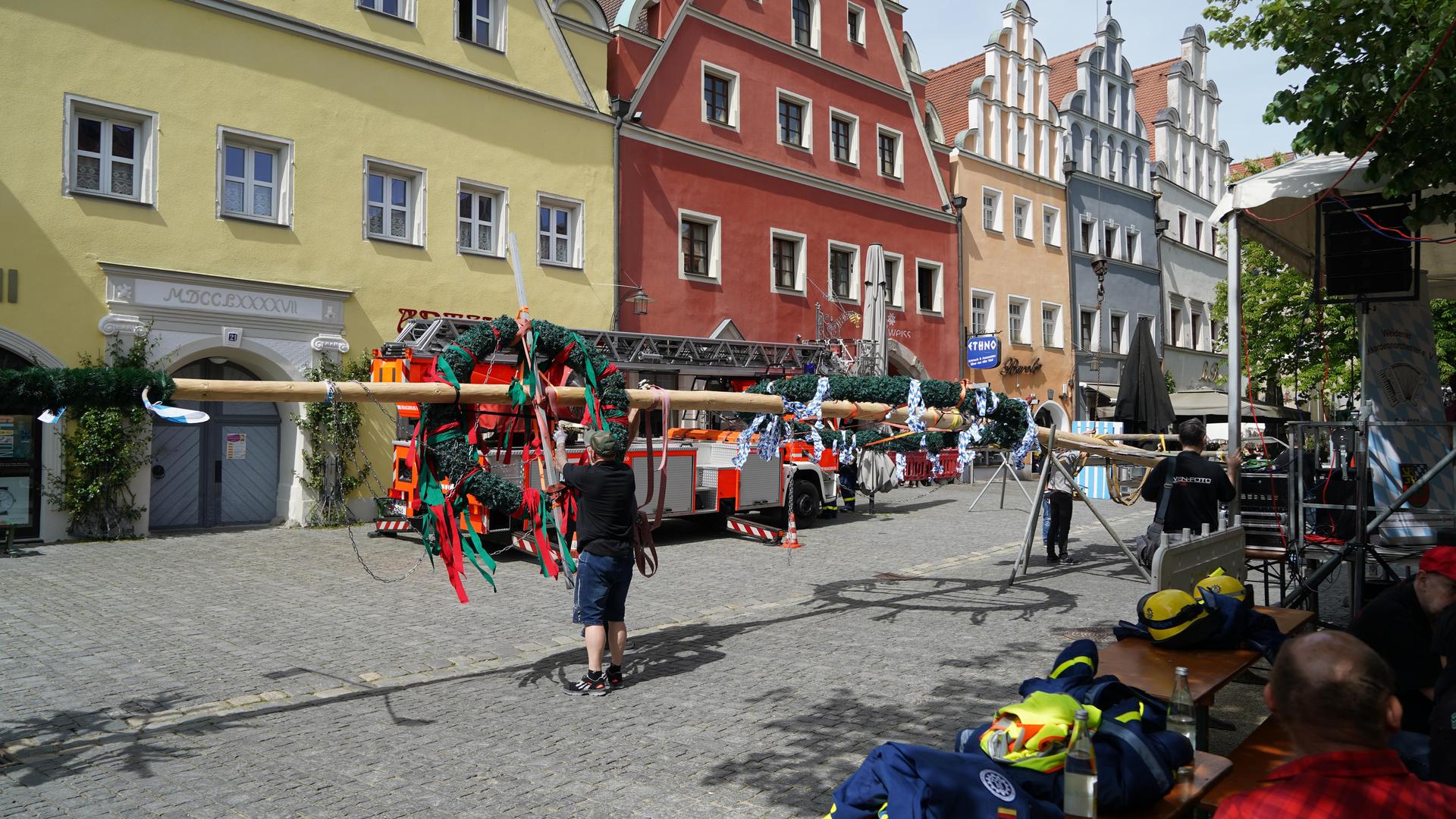 So war das Maibaumaufstellen in Weiden. (Bild: mcl)