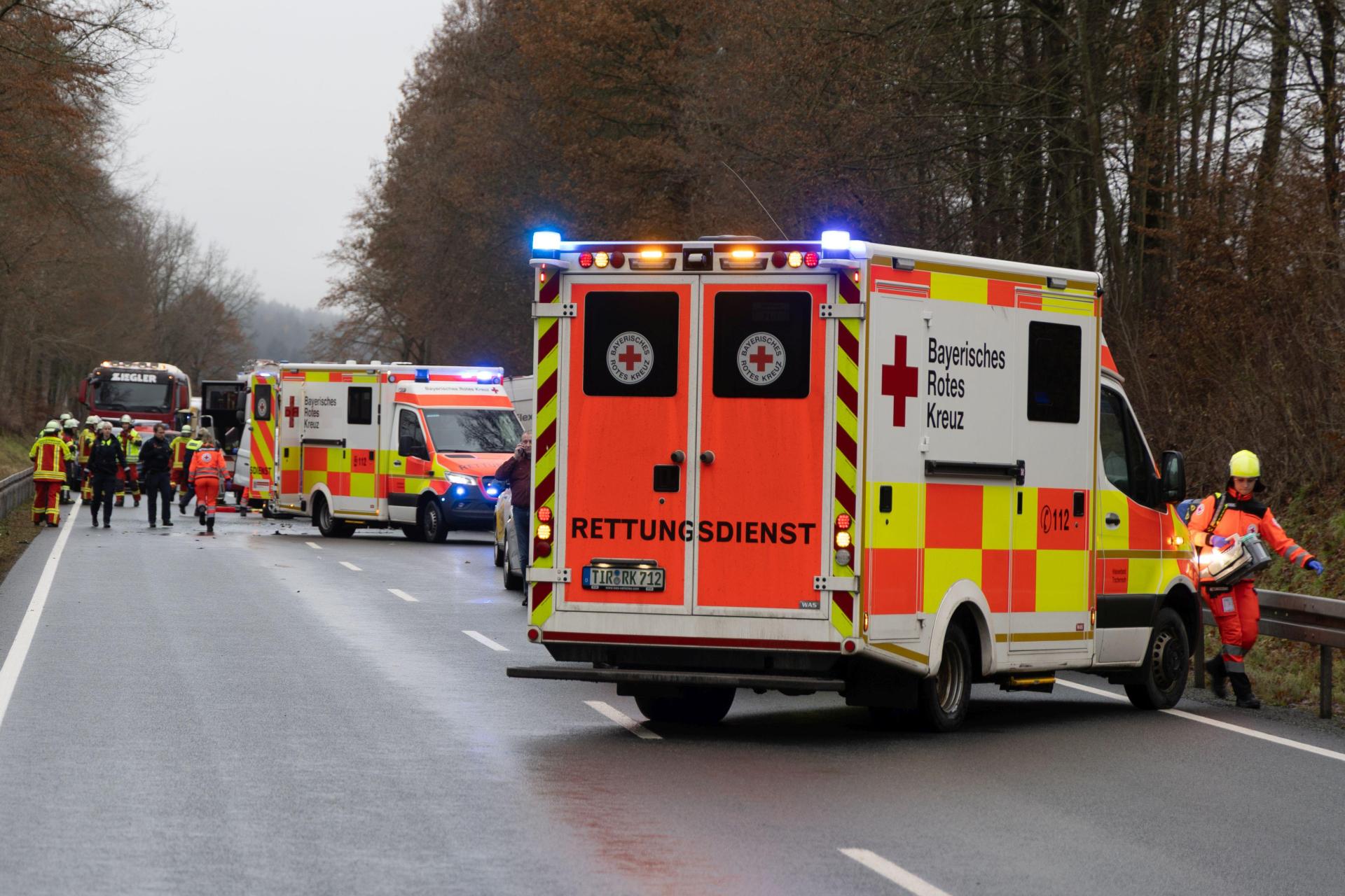 Auf der Bundesstraße 22 bei Erbendorf hat sich am Montagnachmittag ein schwerer Unfall ereignet. Eine Person kam dabei ums Leben. (Bild: Roland Wellenhoefer)