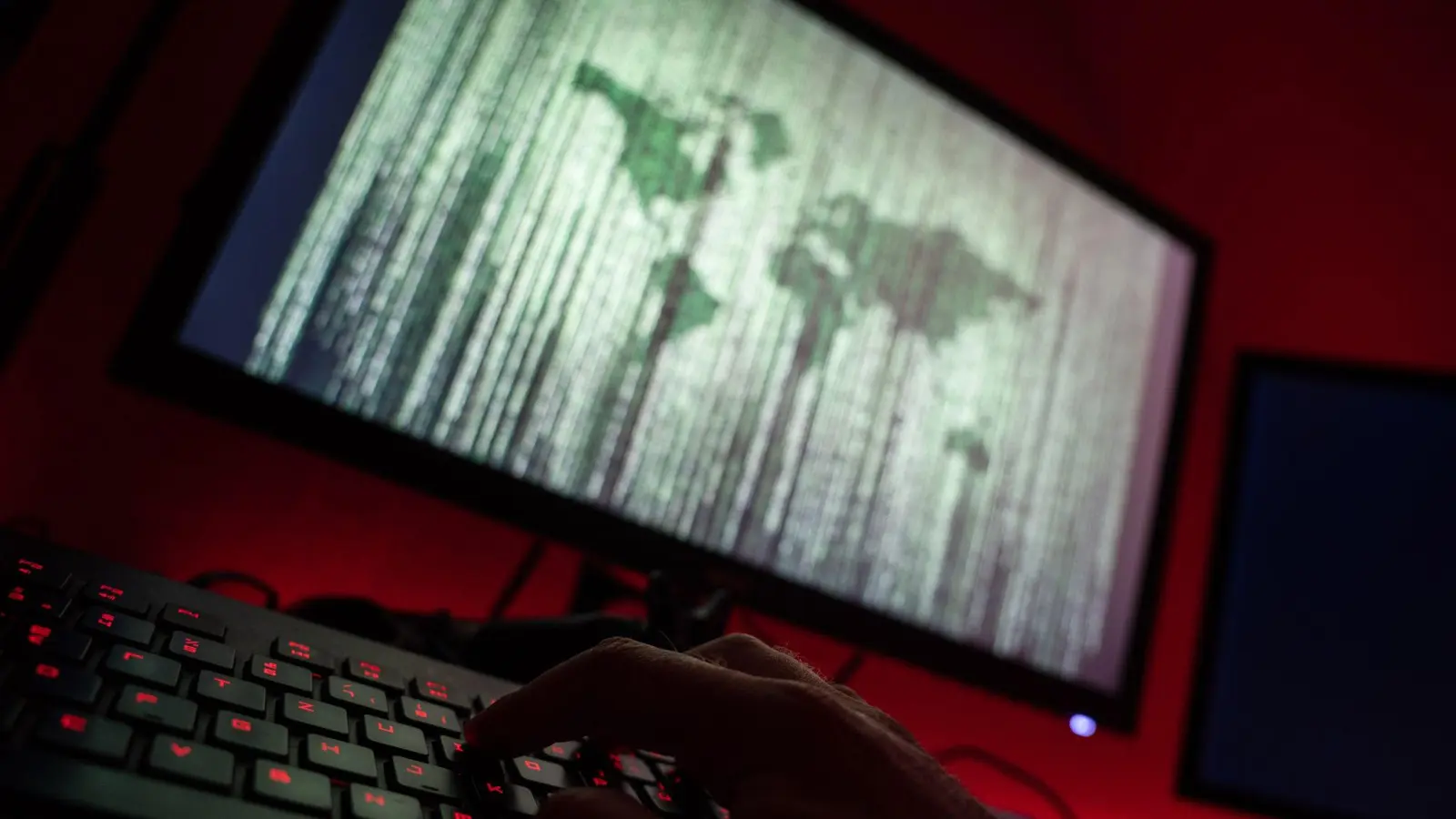 Unter dem Namen „White Tiger“ soll ein junger Mann im Internet Kinder und Jugendliche sexuell missbraucht haben. (Symbolbild) (Bild: Nicolas Armer/dpa)