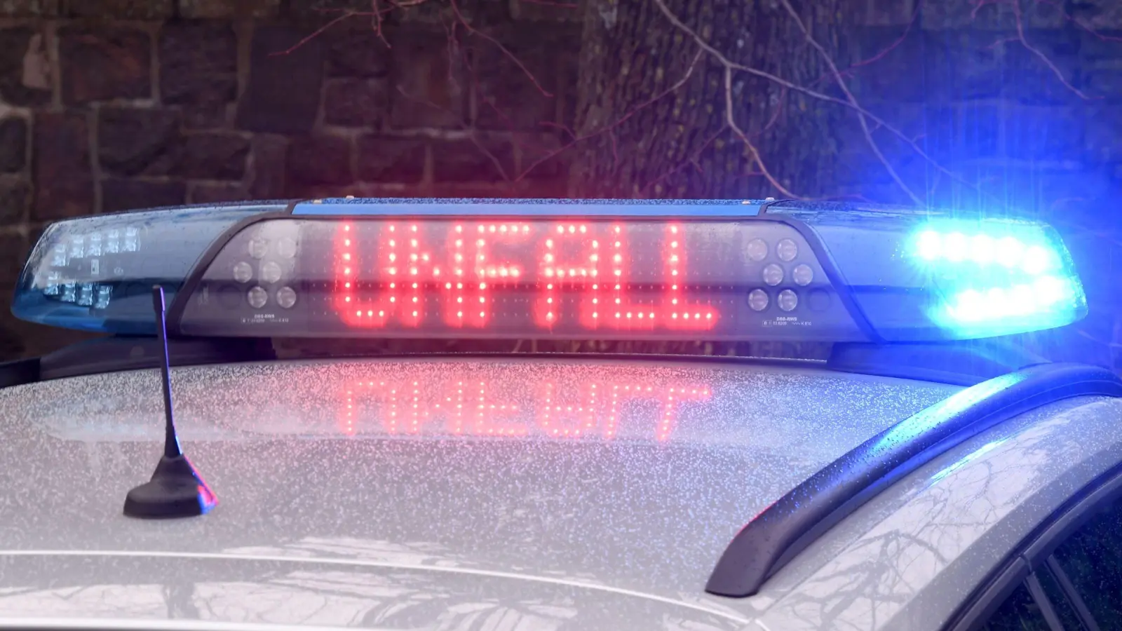 Die Polizei sucht zur Aufklärung zweier Unfälle in Weiden am Mittwoch Zeugen. (Bild: Carsten Rehder / dpa)