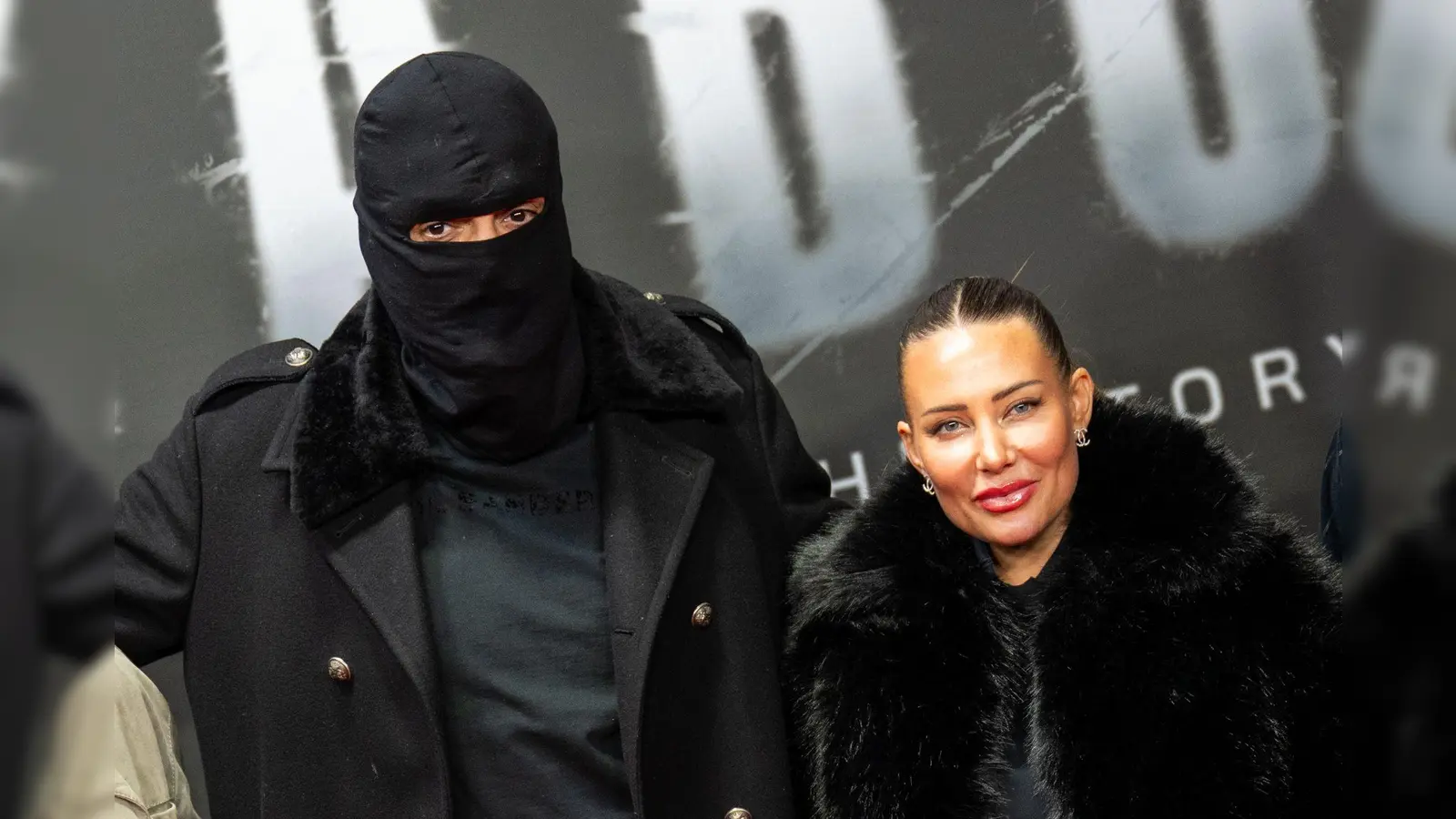 Haftbefehl (bürgerlich Aykut Anhan und hier verhüllt) besucht mit seiner Frau Nina Anhan eine Kinoaufführung der Dokumentation „Babo - Die Haftbefehl-Story“ in Berlin. (Archivbild) (Bild: Christophe Gateau/dpa)