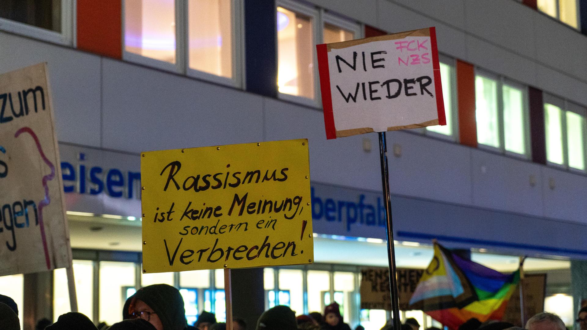 Bei der Demo gegen Rechts haben sich tausende Menschen zu einem Protestmarsch durch Weiden versammelt. (Bild: knz)