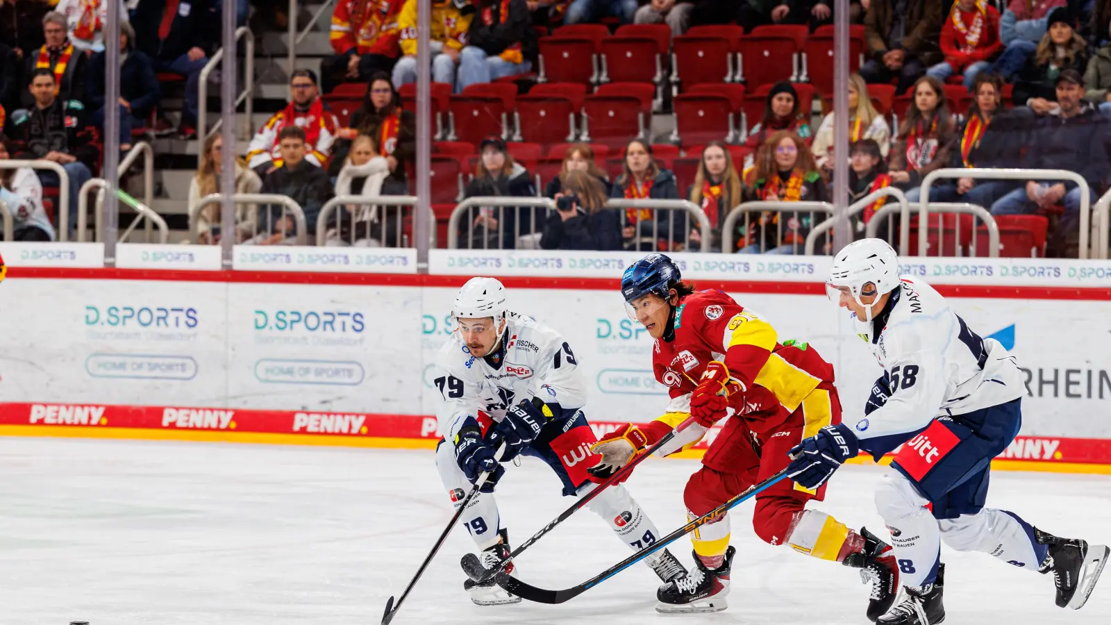 Yushiroh Hirano (Mitte) wurde nach seinem Schlittschuhtritt am Sonntagabend gegen die Starbulls Rosenheim für ein Spiel gesperrt. Nun rücken Rassismusvorwürfe in den Vordergrund.  (Bild: Werner Moller)