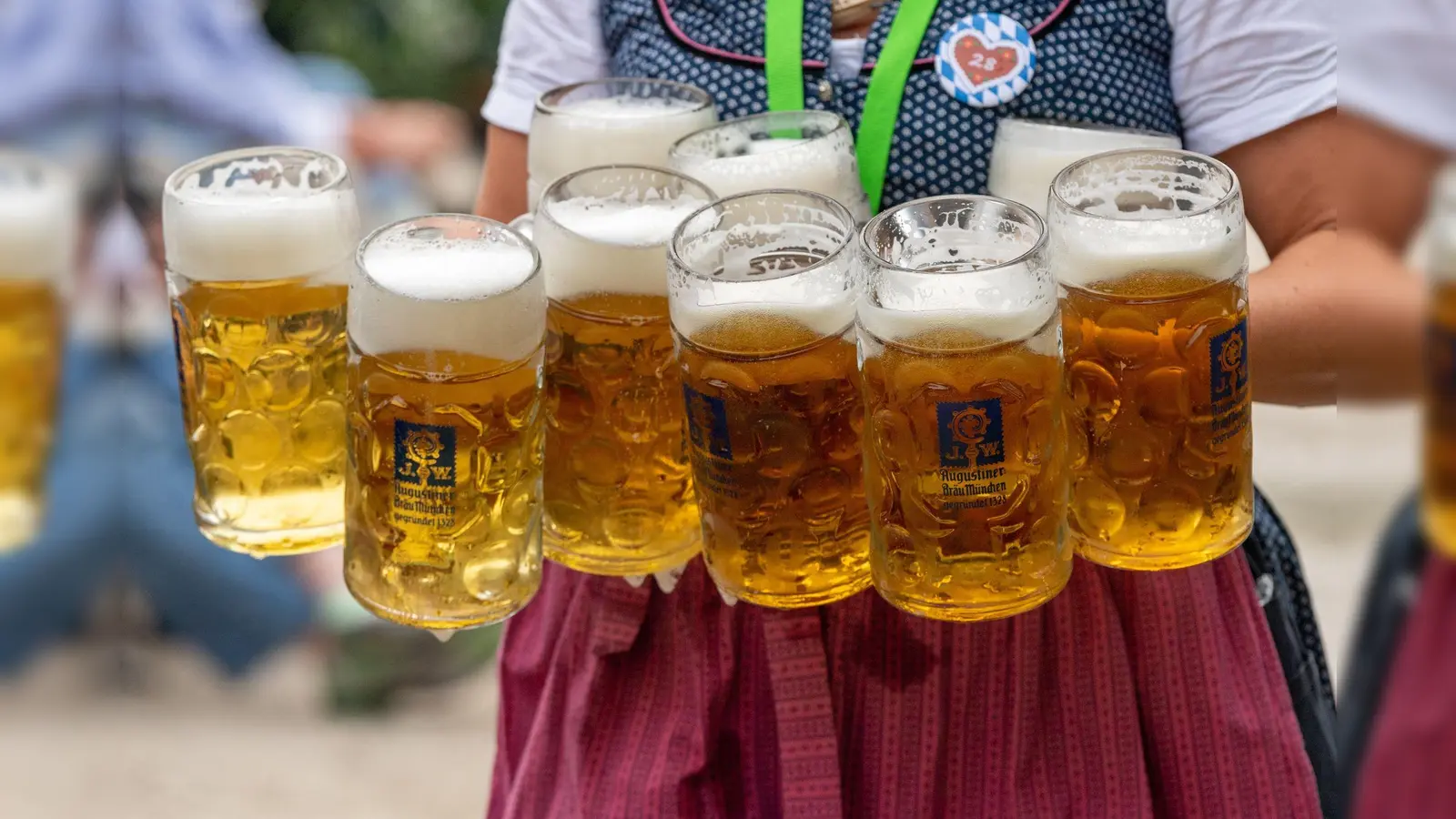 Am Wochenende startet das Gäubodenvolksfest in Straubing. (Symbolbild: Peter Kneffel/dpa/Symbolbild)