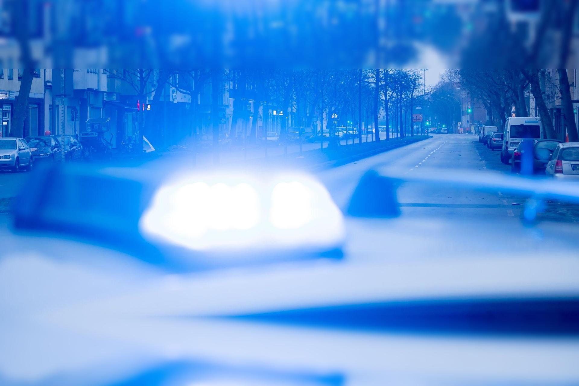 Ein&nbsp;Blaulicht leuchtet auf dem&nbsp;Dach eines Streifenwagens der Polizei. (Bild: Christoph Soeder/dpa/Symbolbild)