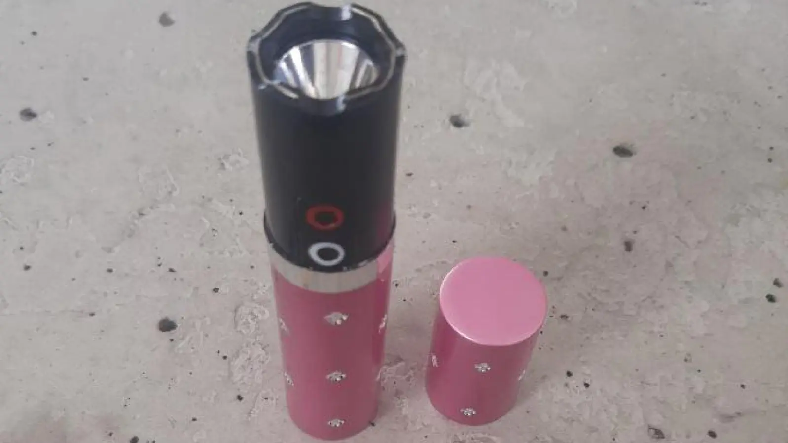 Dieser Lippenstift schminkt nicht, sondern verteilt Stromstöße. Die Waffe wurde von der Bundespolizei Waidhaus auf der A 6 beschlagnahmt. (Bild: Bundespolizei)