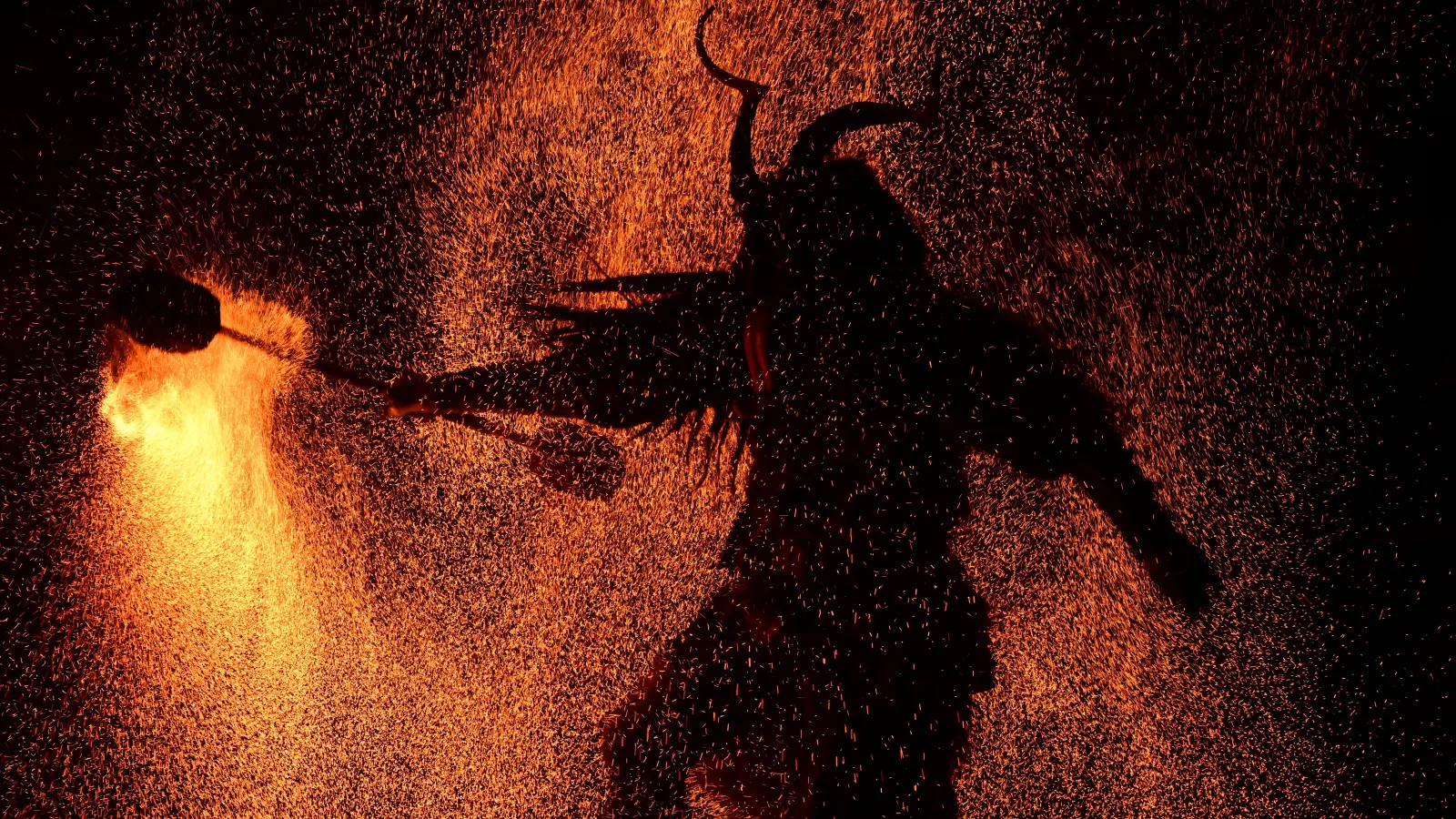 Im Januar laufen beim fünften Raunachtslauf wieder furchterregende Gestalten durch die Weidener Innenstadt. (Bild: Grubärin /stock.adobe.com)