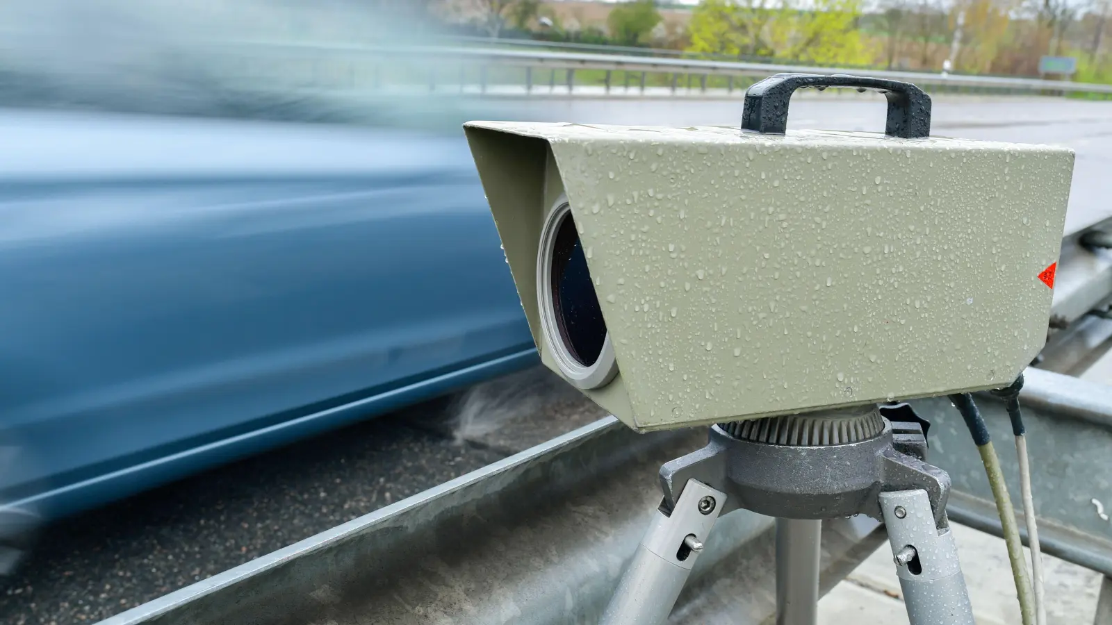 In Amberg-Sulzbach haben Polizeibeamte verstärkt die Geschwindigkeit kontrolliert. (Symbolbild:  Uwe Anspach/dpa)