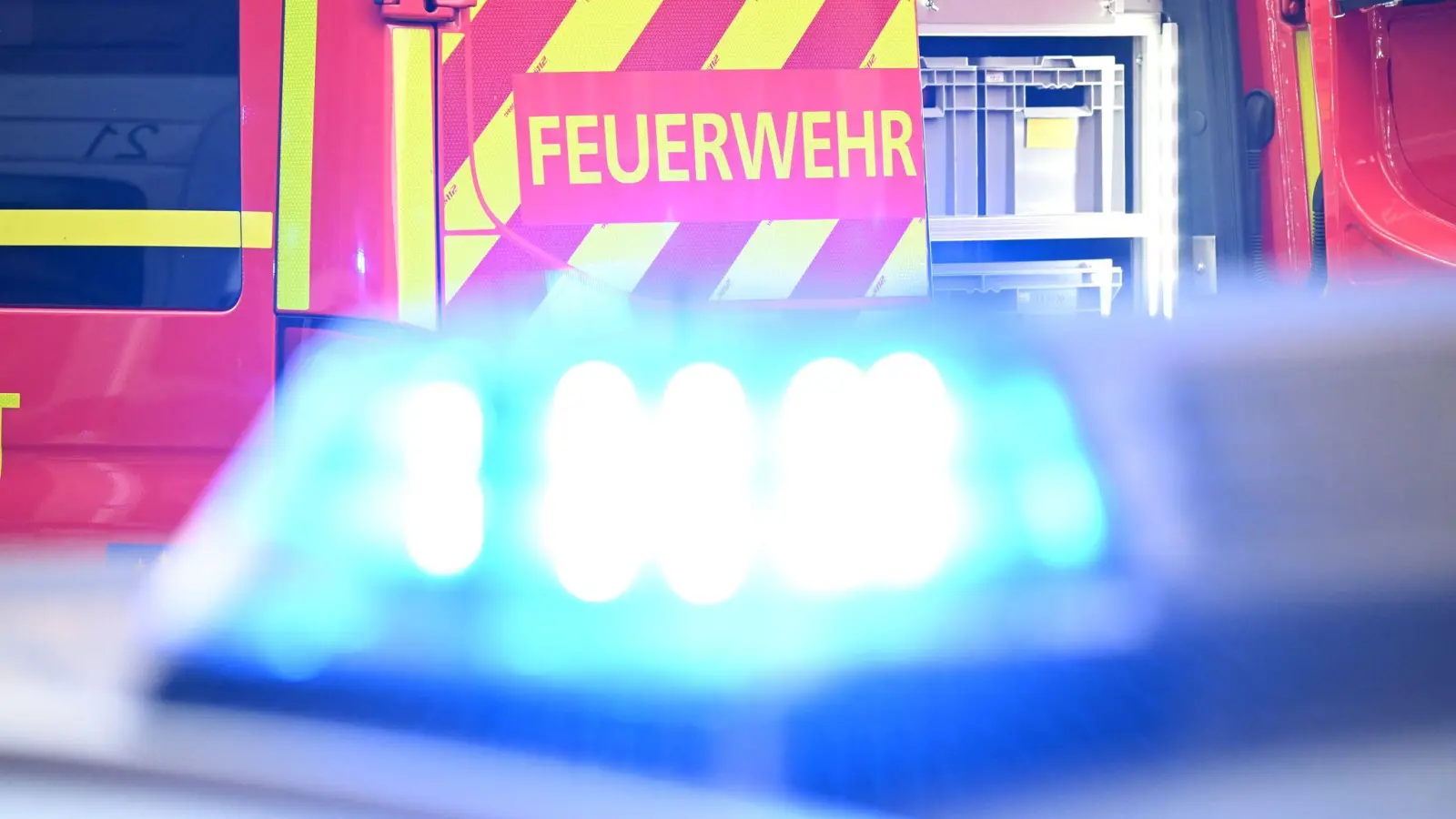 Über ein Baugerüst kletterte der betrunkene 24-Jährige nach Angaben der Polizei bis auf den Dachfirst der Kirche. (Symbolbild) (Bild: Bernd Weißbrod/dpa)