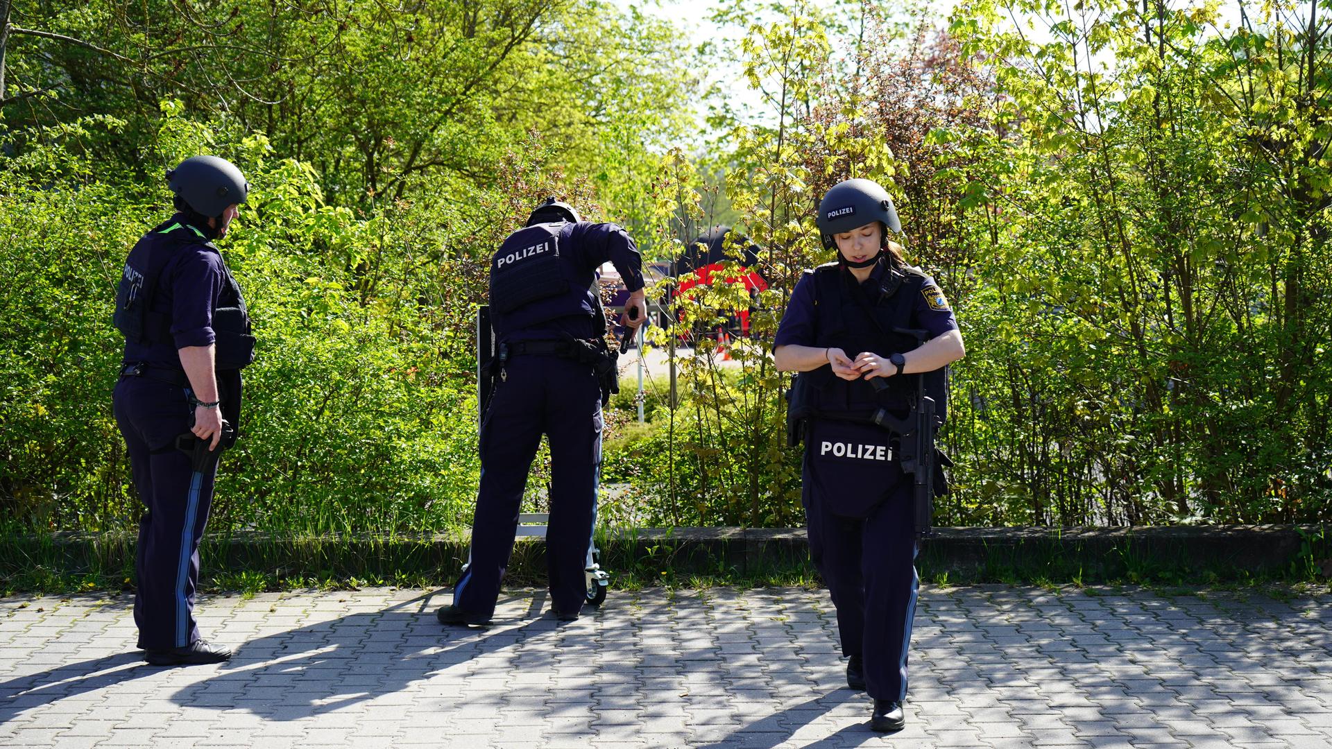 Die echten Waffen der Beamten mussten vor der Lagerung entschärft werden. (Bild: mcl)